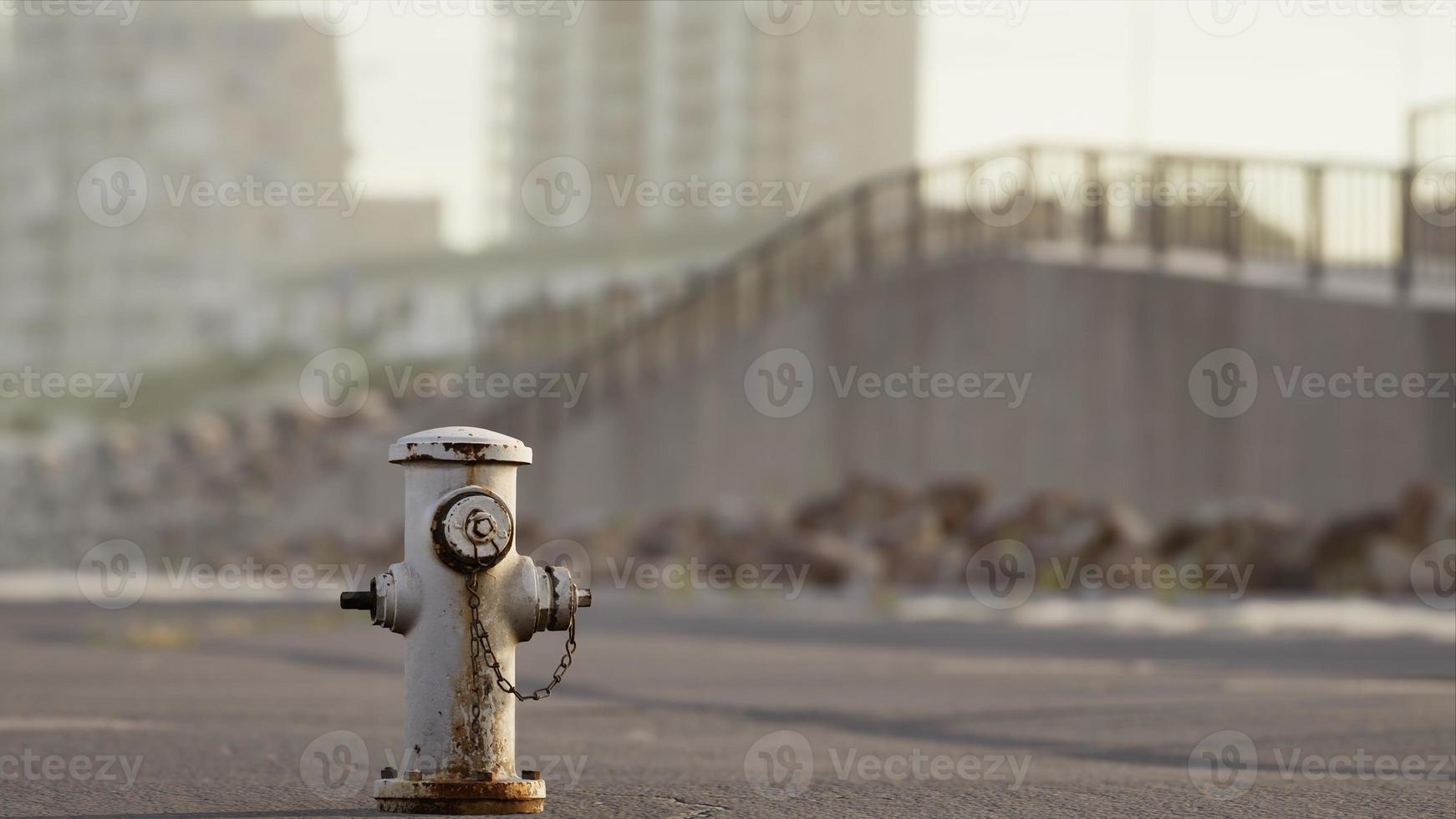 rostiger hydrant am sonnigen tag foto