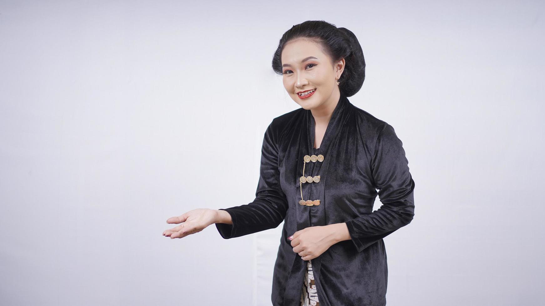 asiatische Schönheit im Kebaya-Gestenwillkommen lokalisiert auf weißem Hintergrund foto