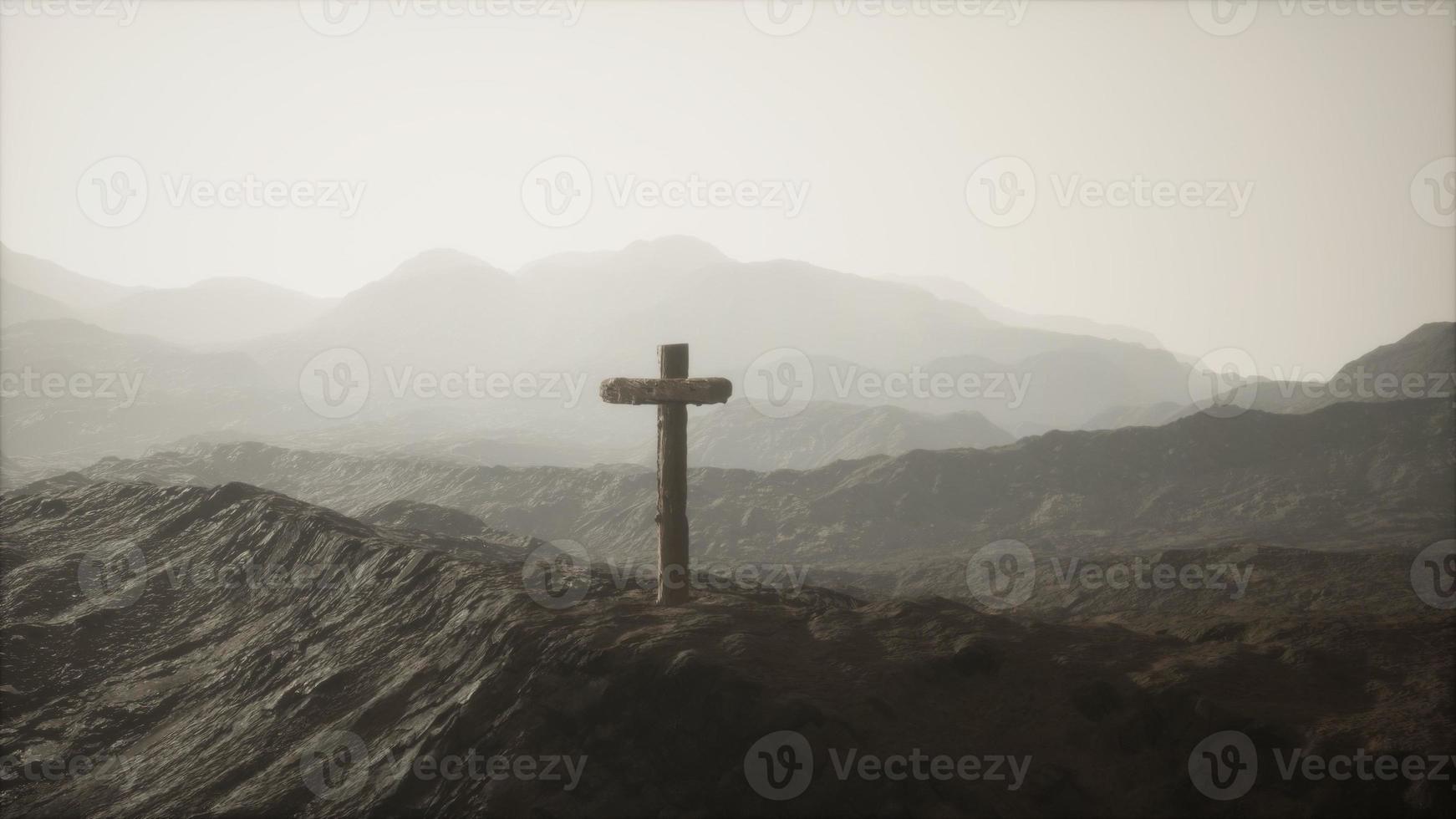 hölzernes Kruzifixkreuz am Berg foto