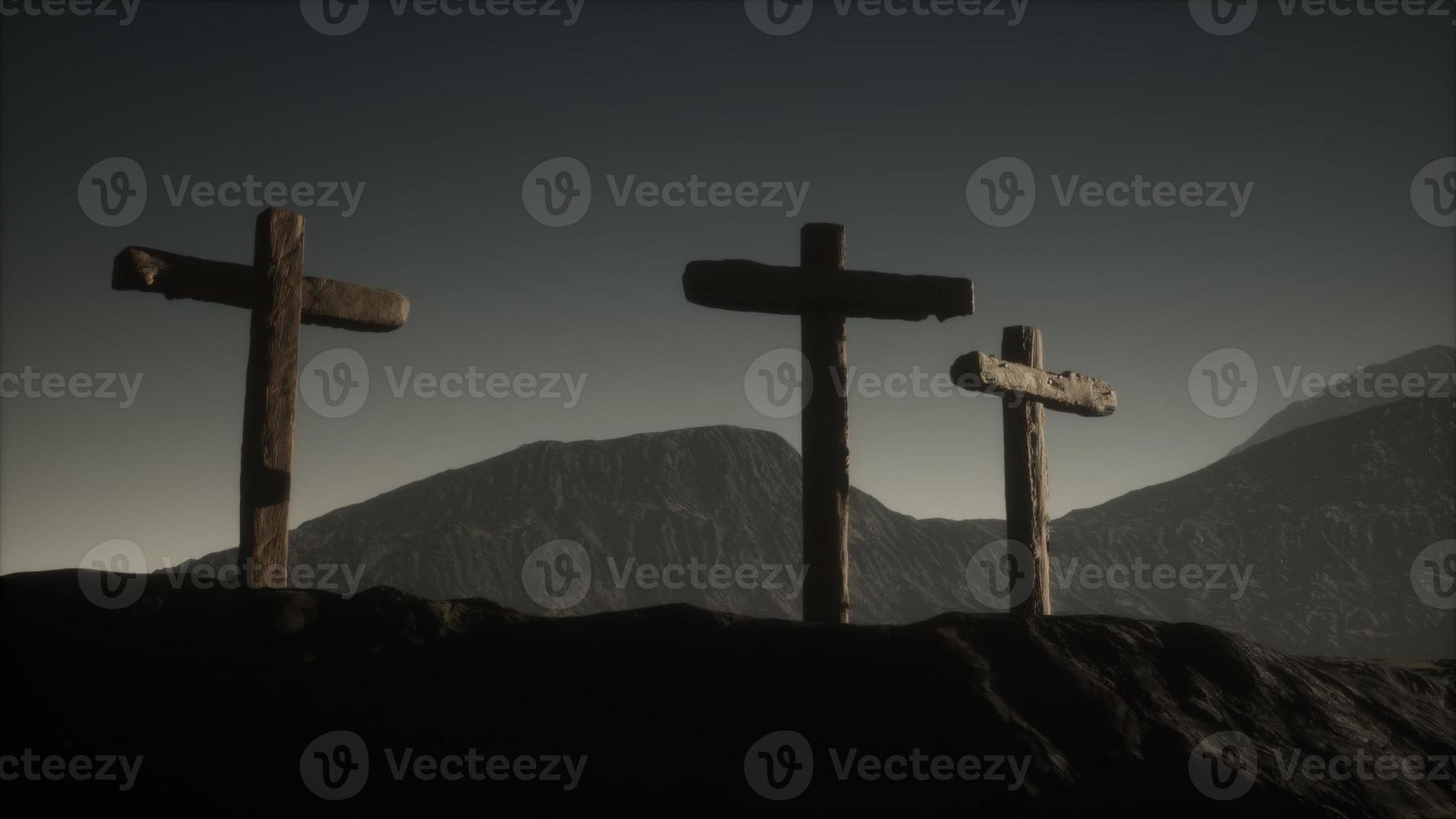 hölzernes Kruzifixkreuz am Berg foto