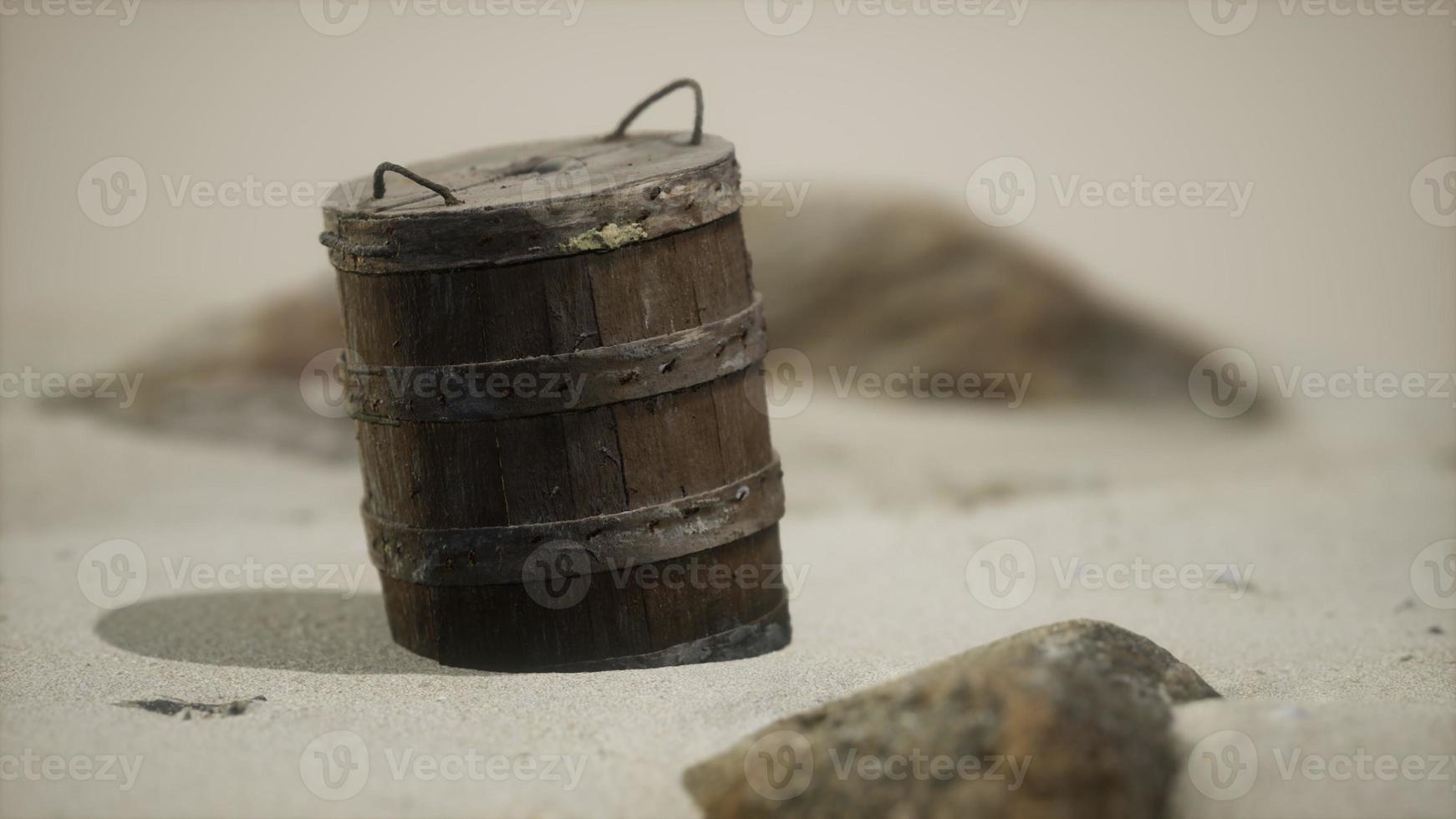 alter Holzkorb auf dem Sand am Strand foto