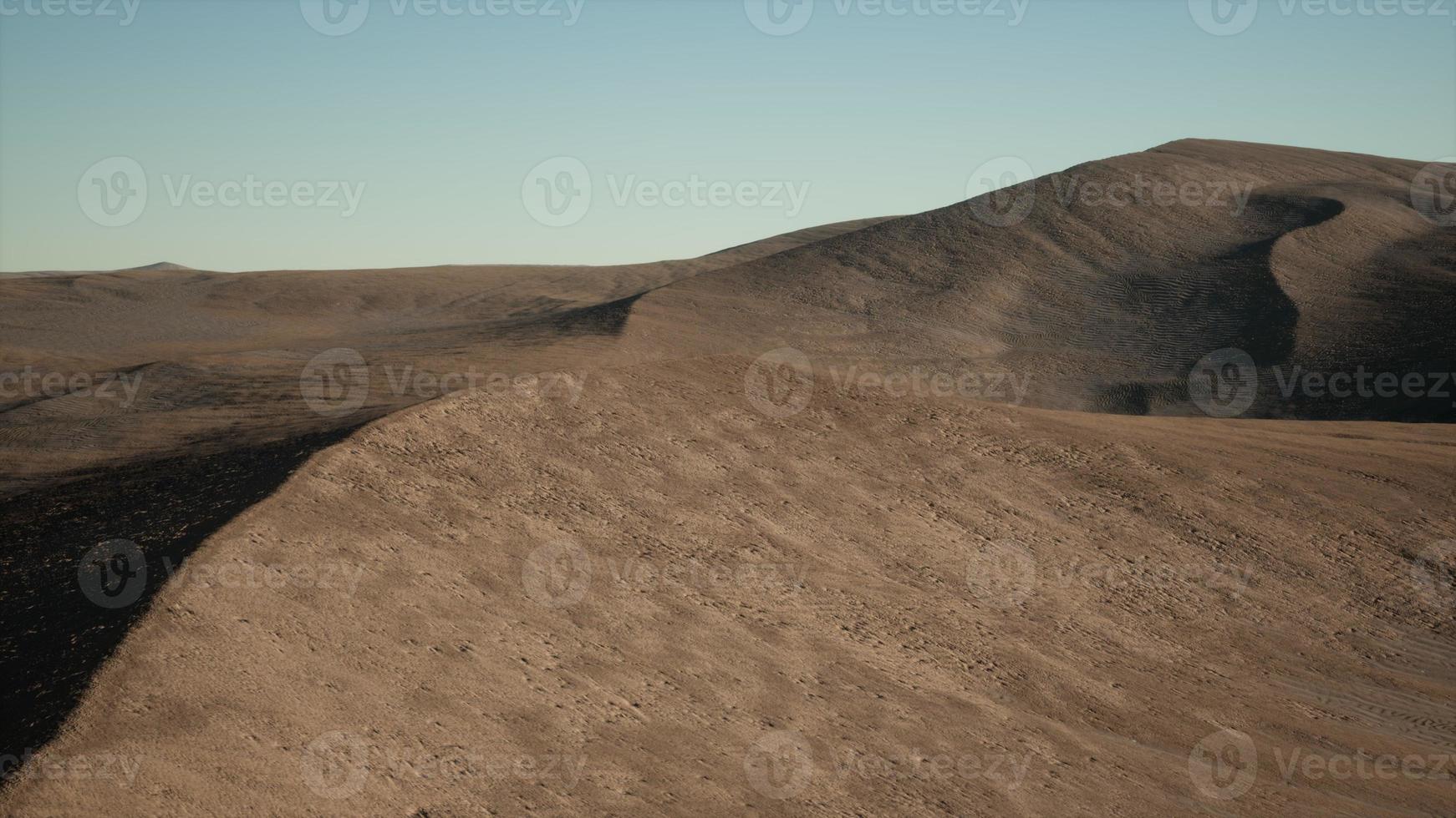luftbild auf großen sanddünen in der sahara-wüste bei sonnenaufgang foto