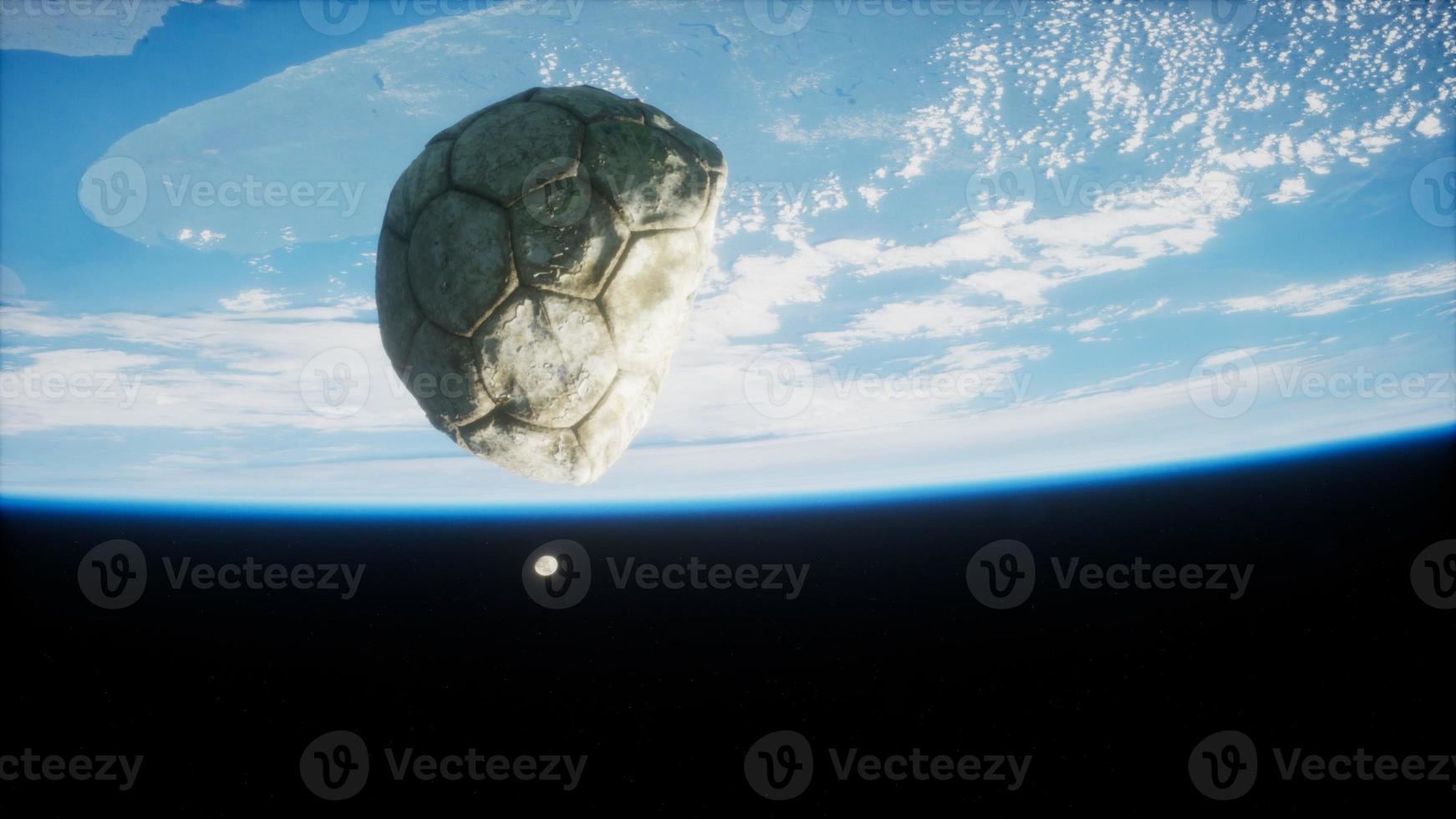 alter Fußball im Weltraum auf der Erdumlaufbahn foto