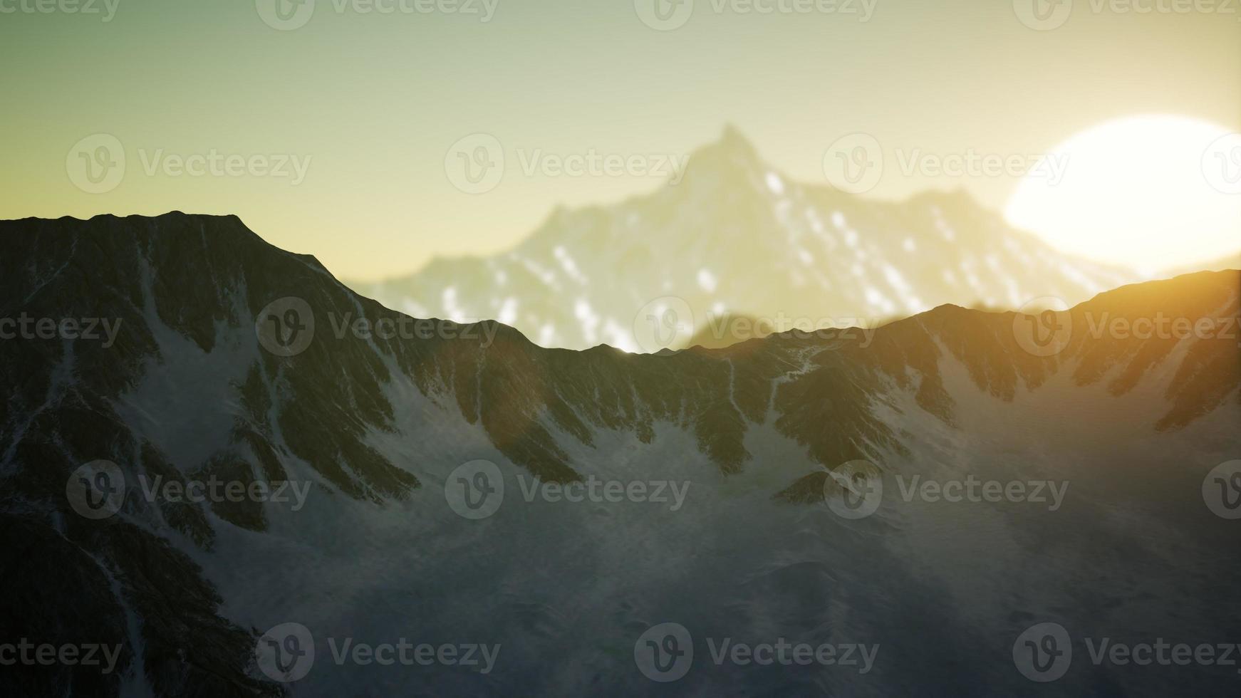 Winterlandschaft in den Bergen bei Sonnenuntergang foto