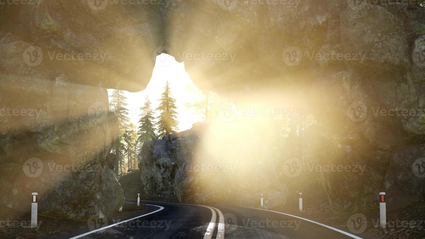 steiniger Straßentonel im Berg bei Sonnenuntergang foto