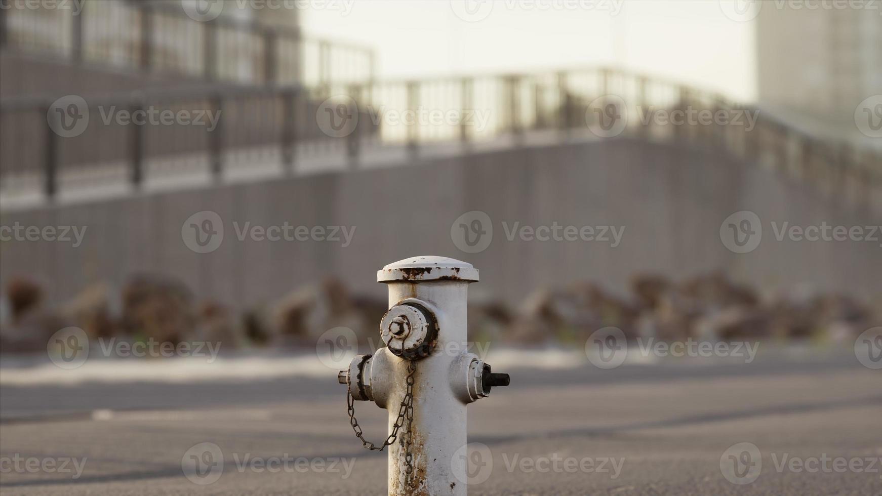 rostiger hydrant am sonnigen tag foto