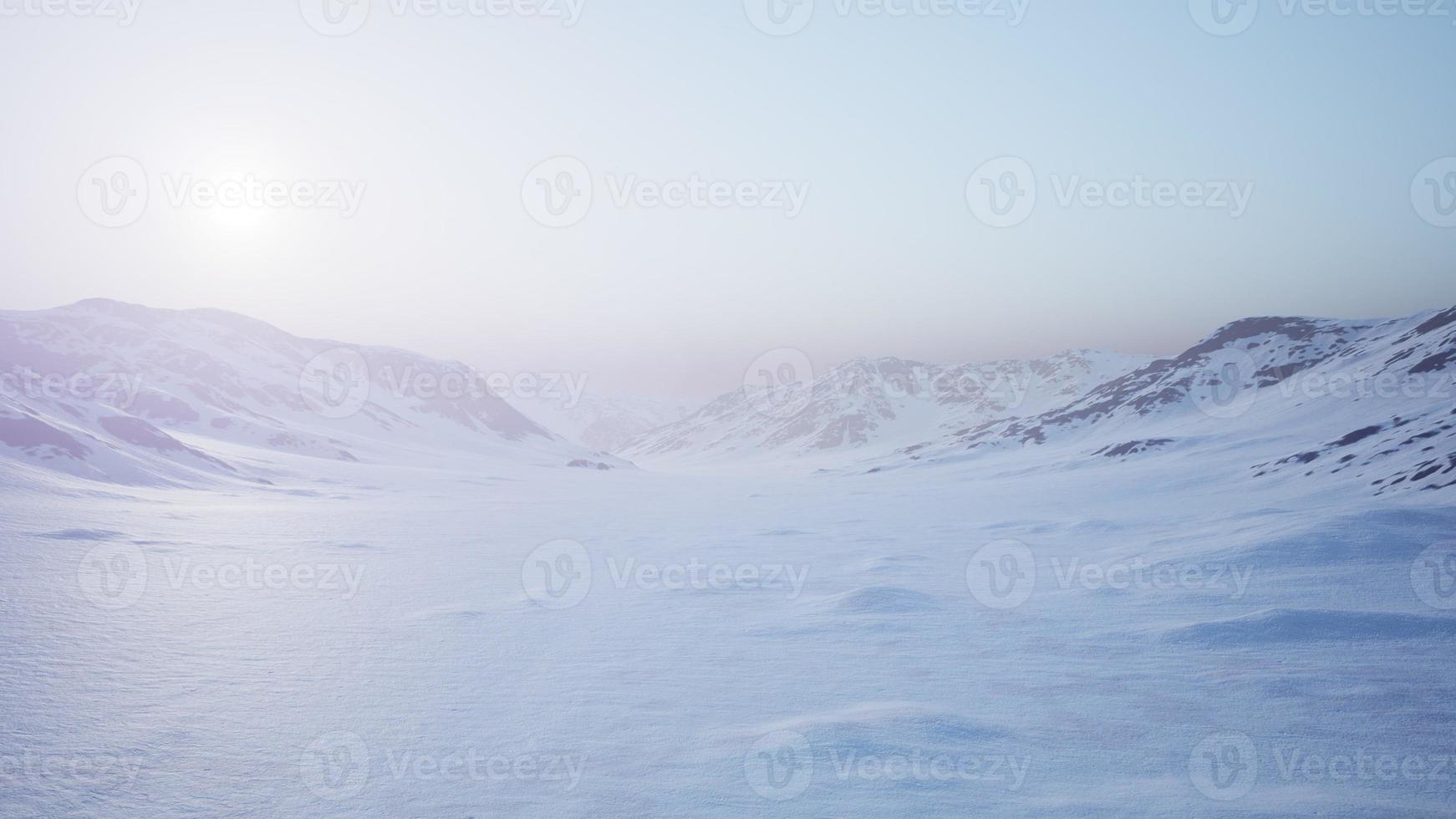 Luftlandschaft von schneebedeckten Bergen und eisigen Küsten in der Antarktis foto