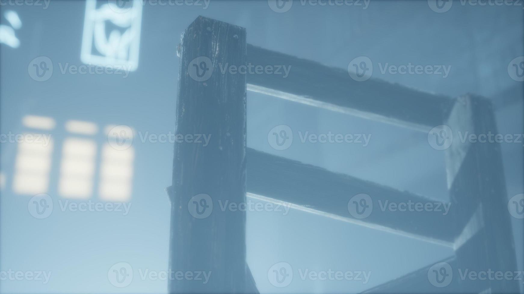 regnerische nacht mit nebel in der altstadtstraße foto