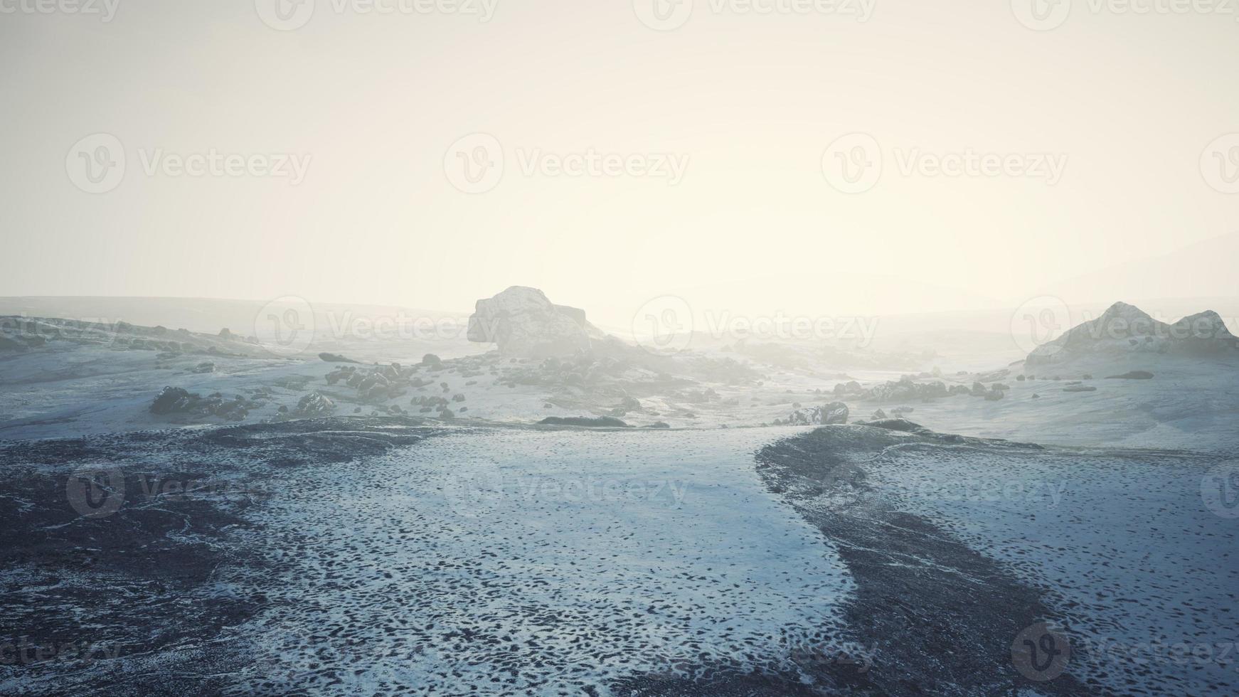 Antarktische Berge mit Schnee im Nebel foto