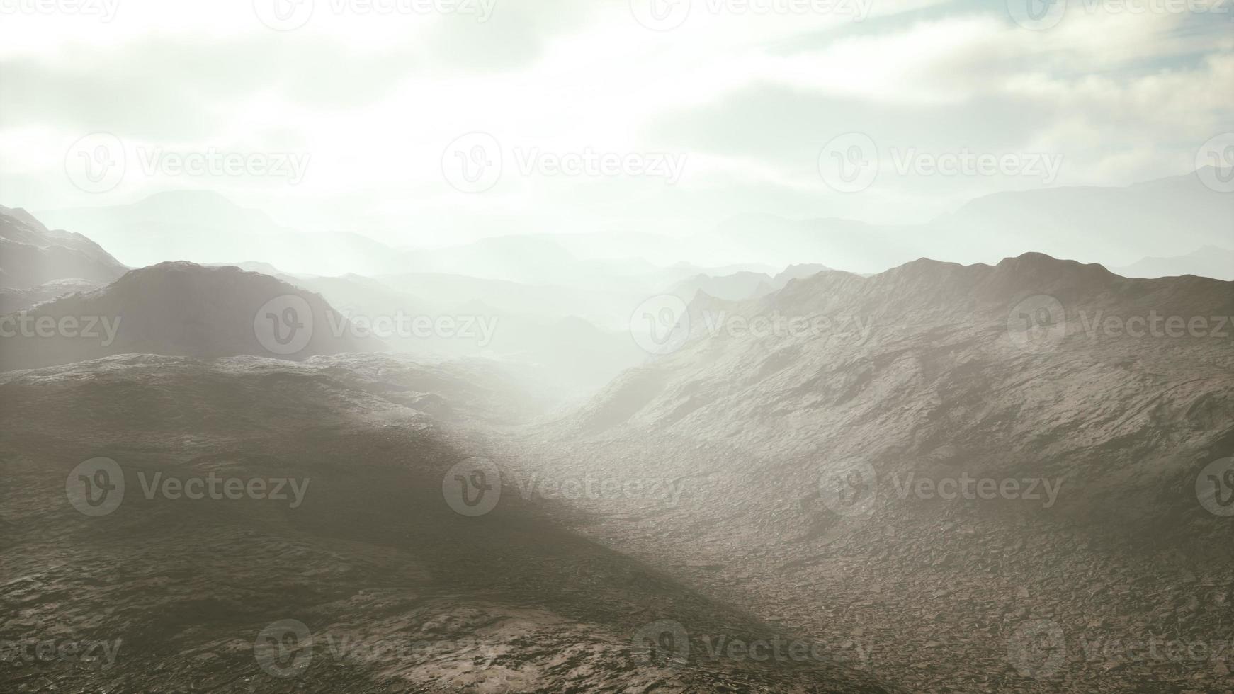 Luftvulkanische Wüstenlandschaft mit Lichtstrahlen foto