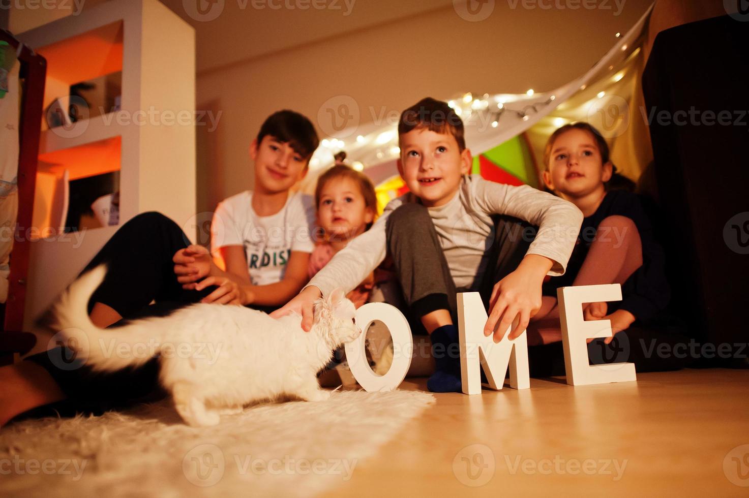 spielen kinder mit kitty im zelt nachts zu hause. Hygge-Stimmung. foto