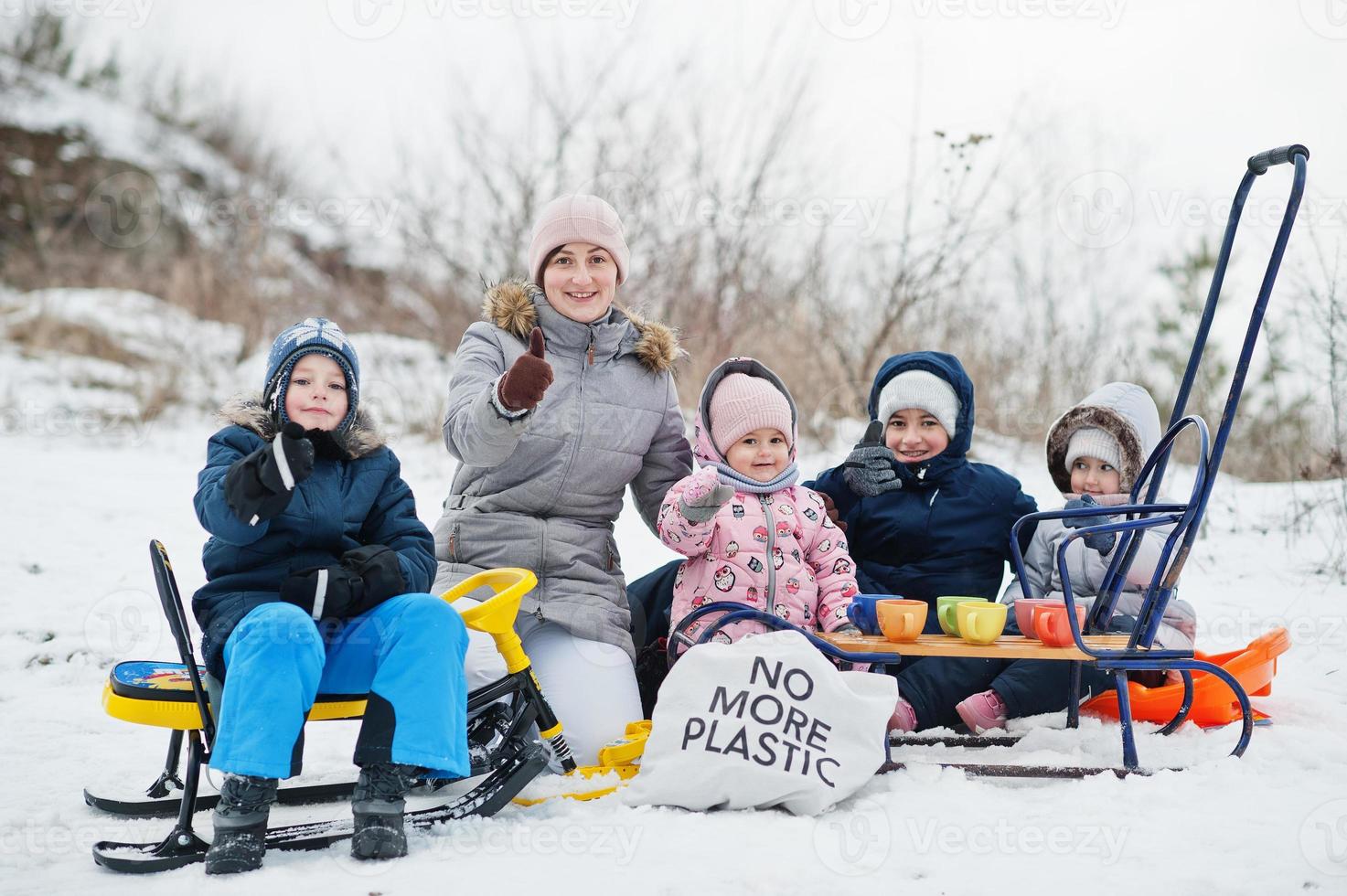 Familienspiele und Schlittenfahrten im Winter im Freien, Mutter und Kinder haben Spaß. foto