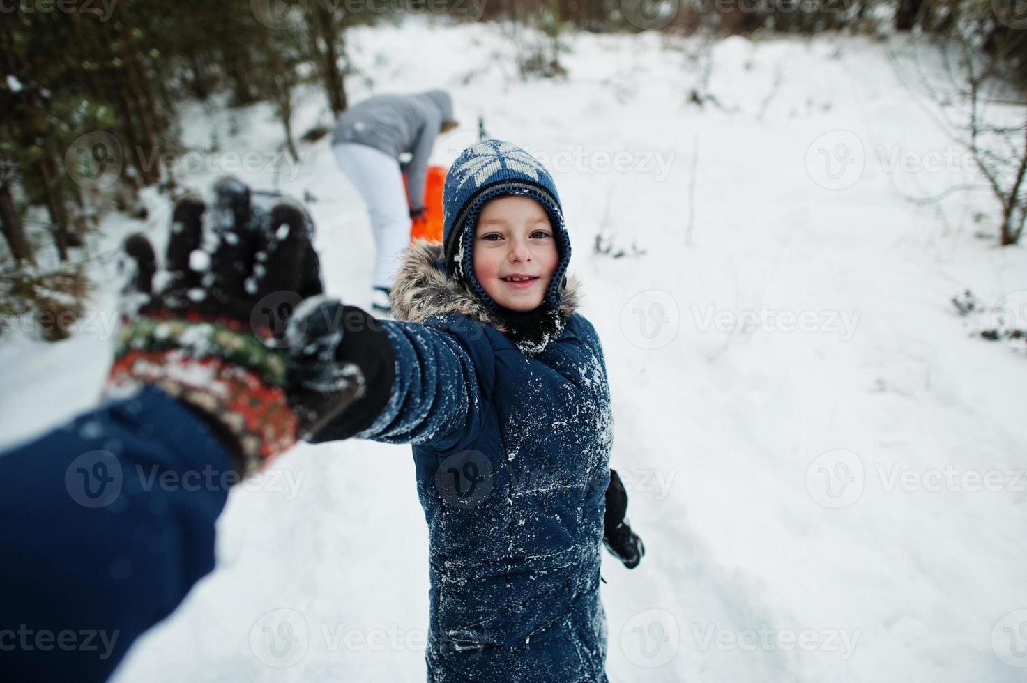 vater gibt hoch fünf für sohn in der winternatur. draußen im Schnee. foto