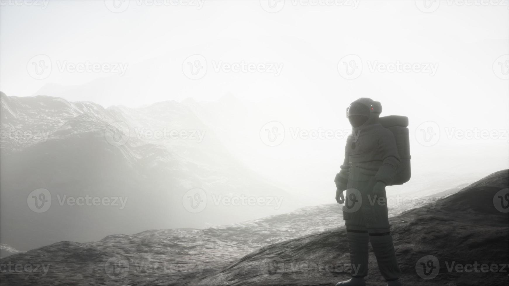 Astronaut auf einem anderen Planeten mit Staub und Nebel foto