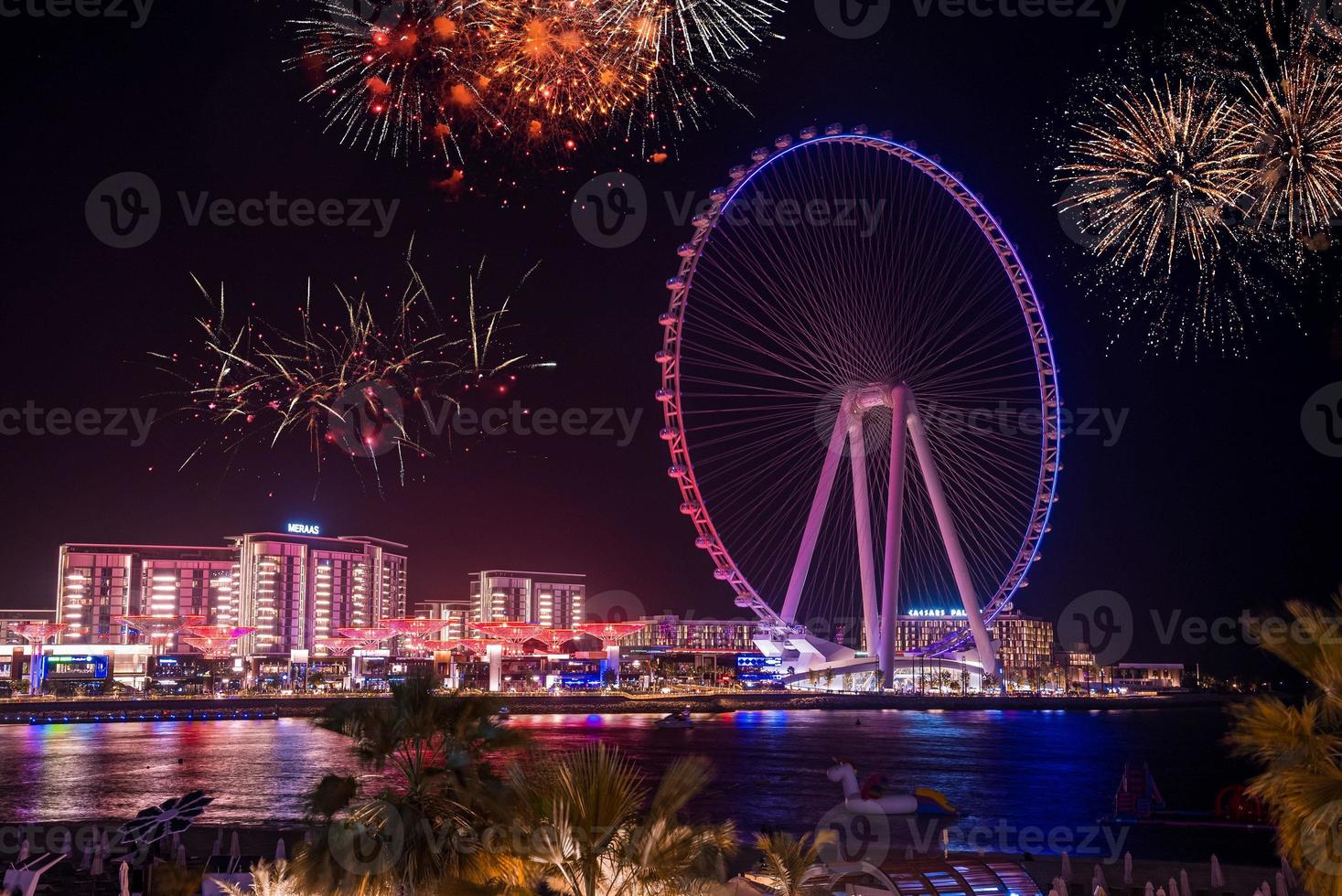 spektakuläres feuerwerk zur feier der eröffnung in dubai. Wunderschönes Feuerwerk in Dubai. foto