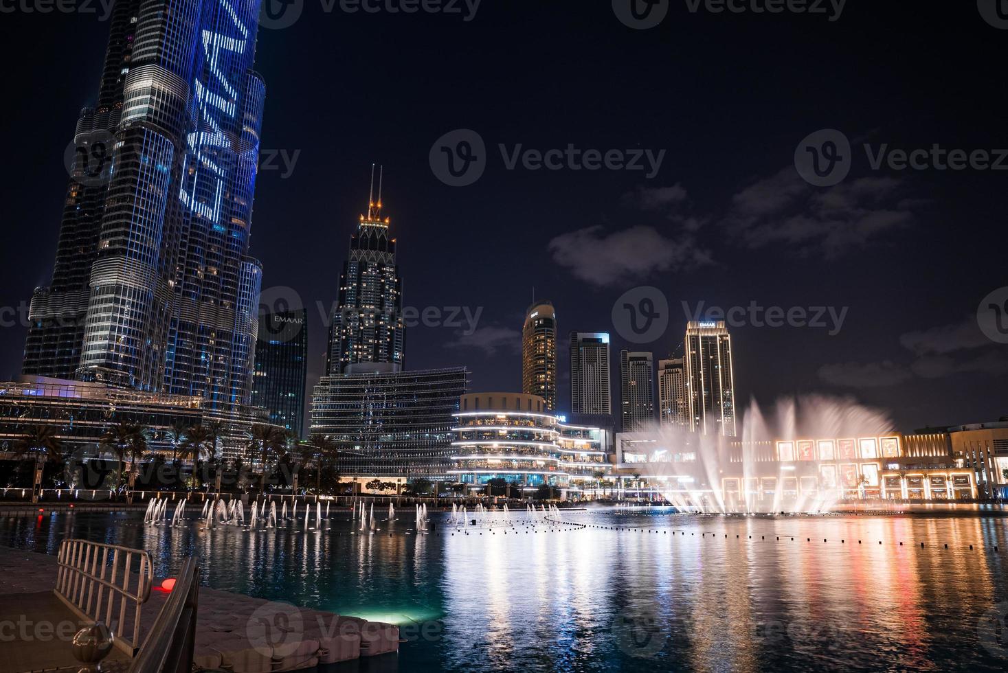 wolkenkratzer burj khalifa nachts in dubai. schöne brunnen vor dem burj khalifa. foto