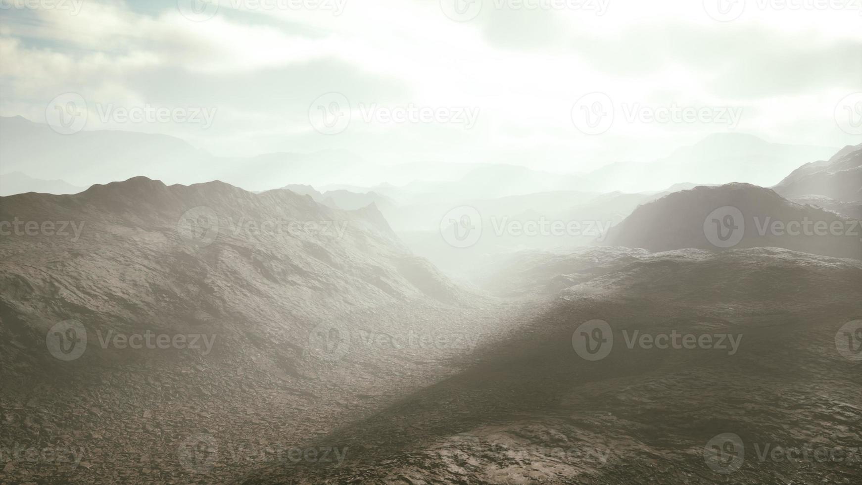 Luftvulkanische Wüstenlandschaft mit Lichtstrahlen foto