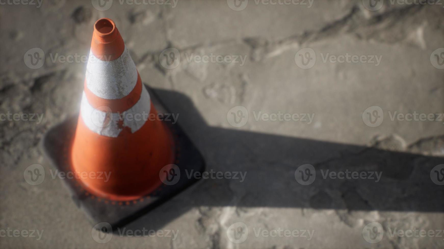 orange-weiß gestreifter Leitkegel foto