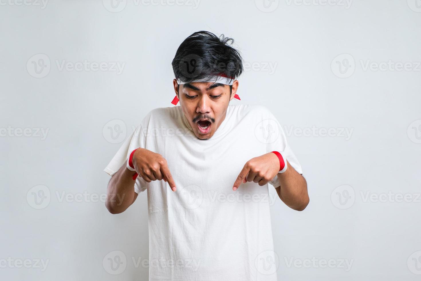 Mann mit Freizeithemd, der nach unten zeigt, mit Fingern, die Werbung, überraschtes Gesicht und offenen Mund zeigen foto