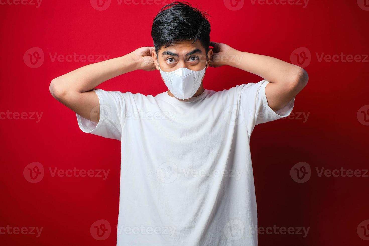 asiatischer mann, der masken trägt, um die ausbreitung des koronavirus zu verhindern foto