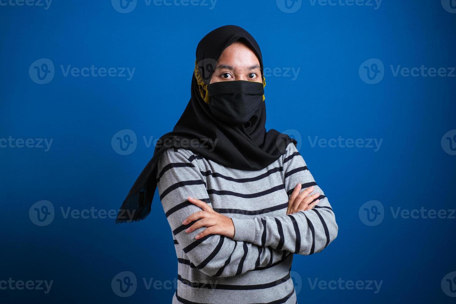 asiatische studentin verschränkte den arm und trug masken, um die ausbreitung des corona-virus zu verhindern foto