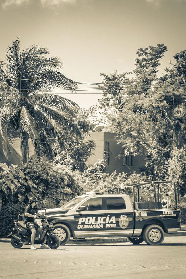 tulum mexiko 02. februar 2022 polizeiauto pickup truck fährt schnelle straße straße tulum mexiko. foto