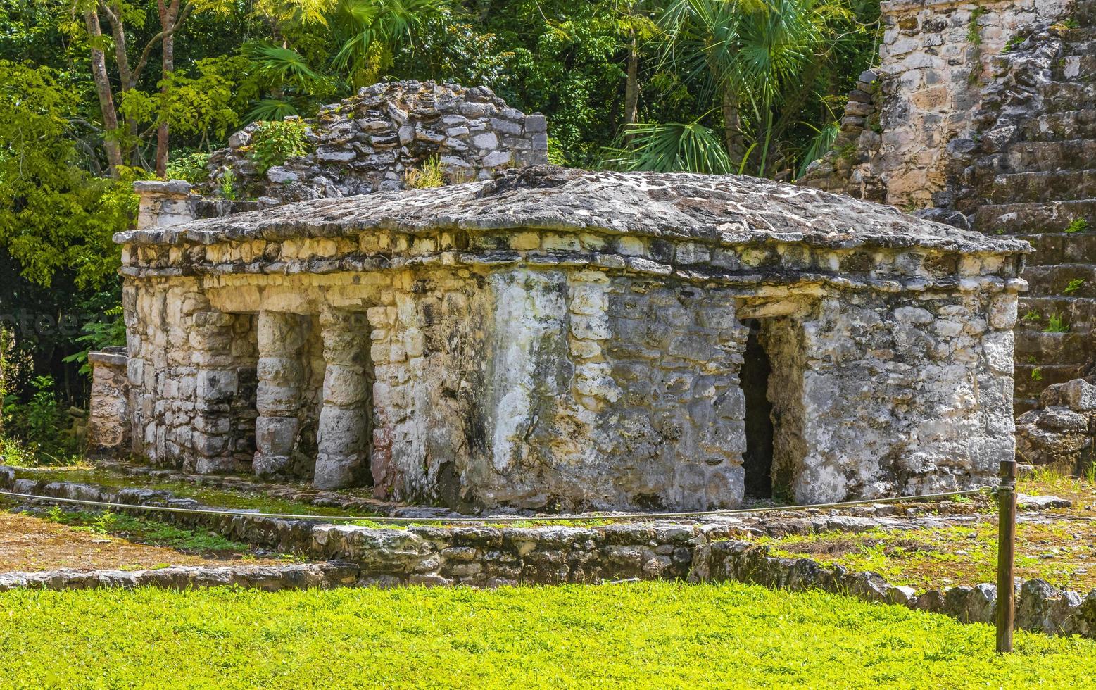 alte Maya-Stätte mit Tempelruinen Pyramidenartefakten Muyil Mexiko. foto