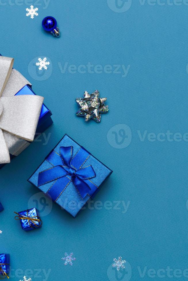 moderne weihnachtsdekorationen, silberne kugeln geschenkboxen mit schleife, kugeln foto