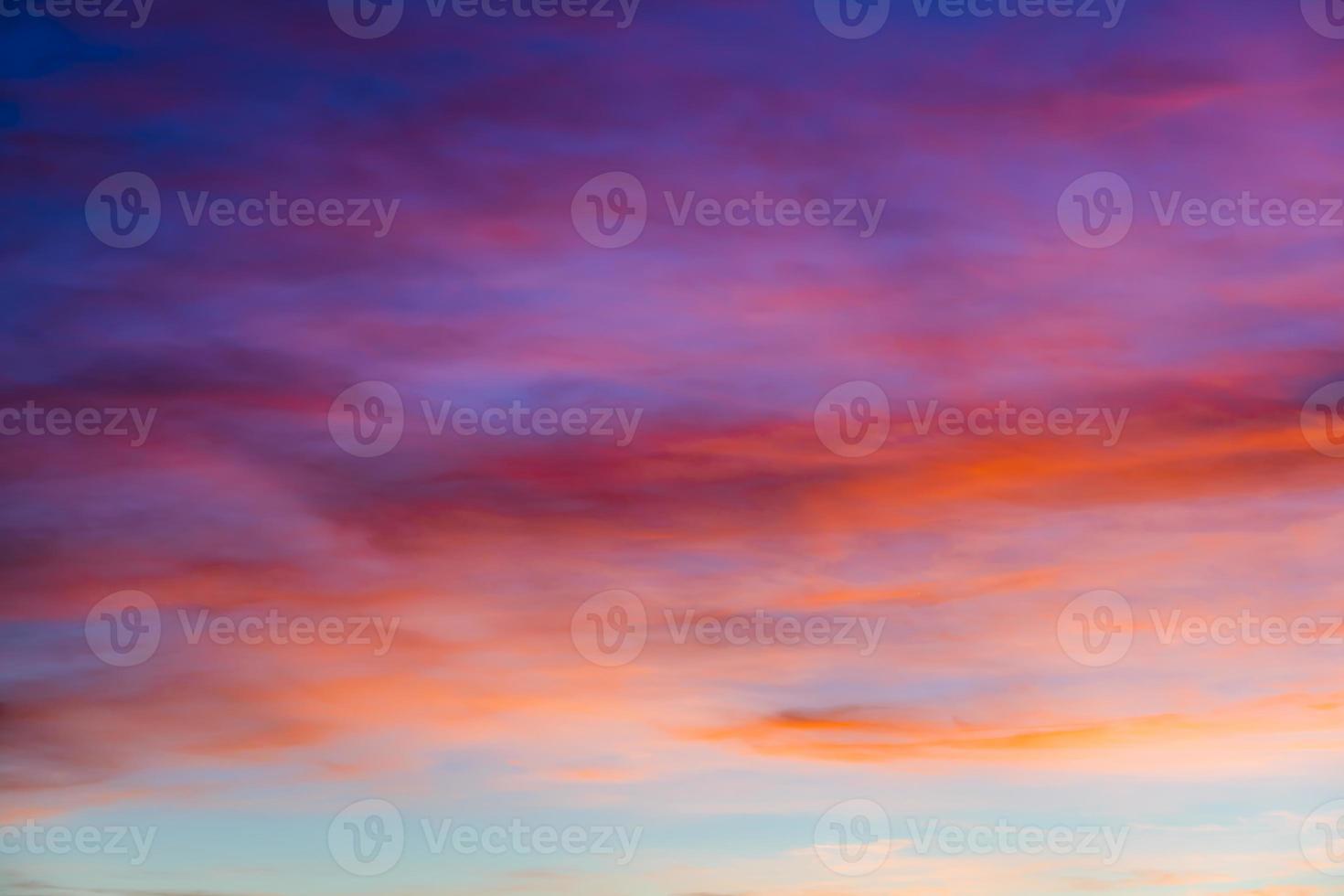 sonnenuntergangshimmel mit rot-orangen und blauen gradientenwolken foto