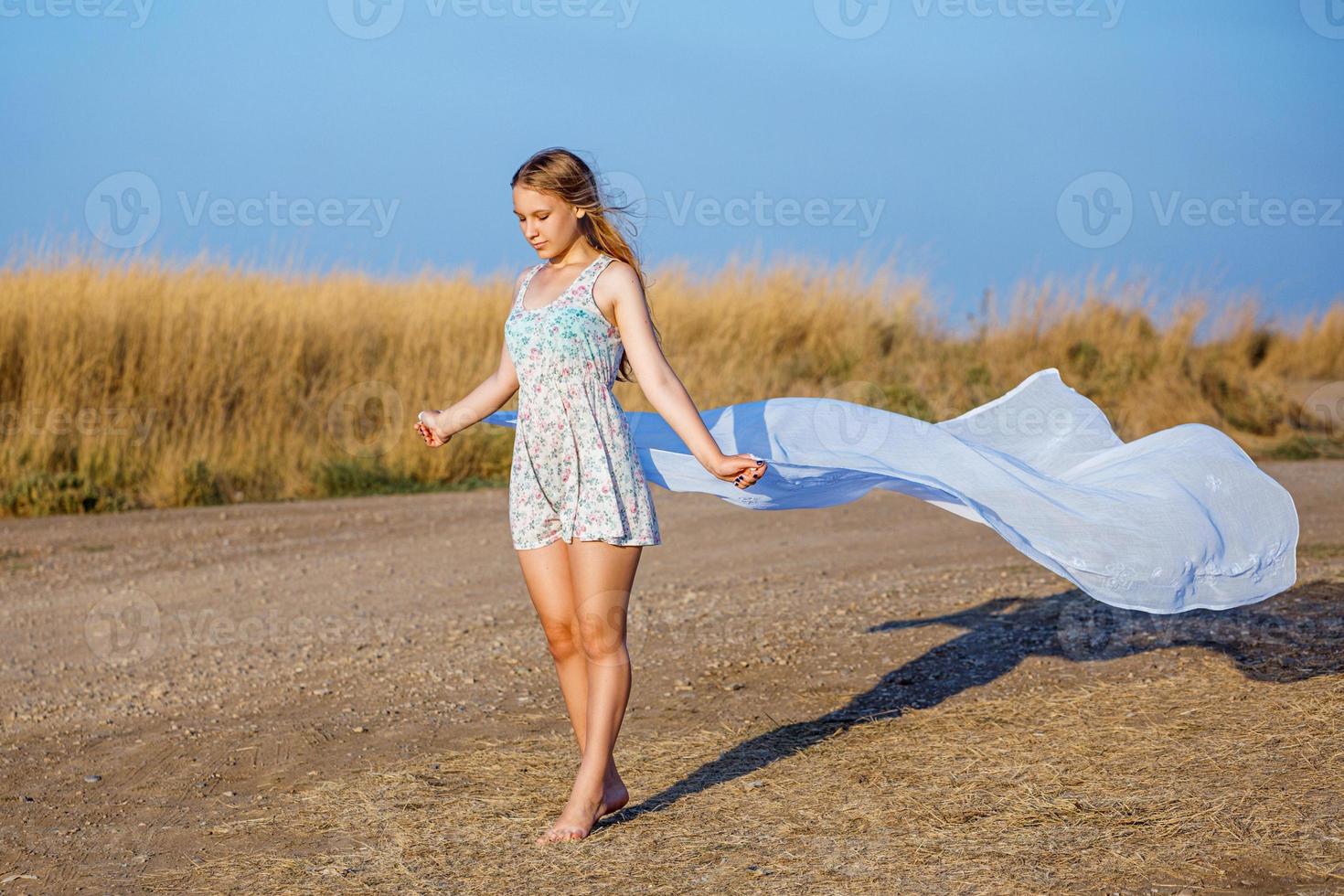 süßes schönes Mädchen im Sommer foto