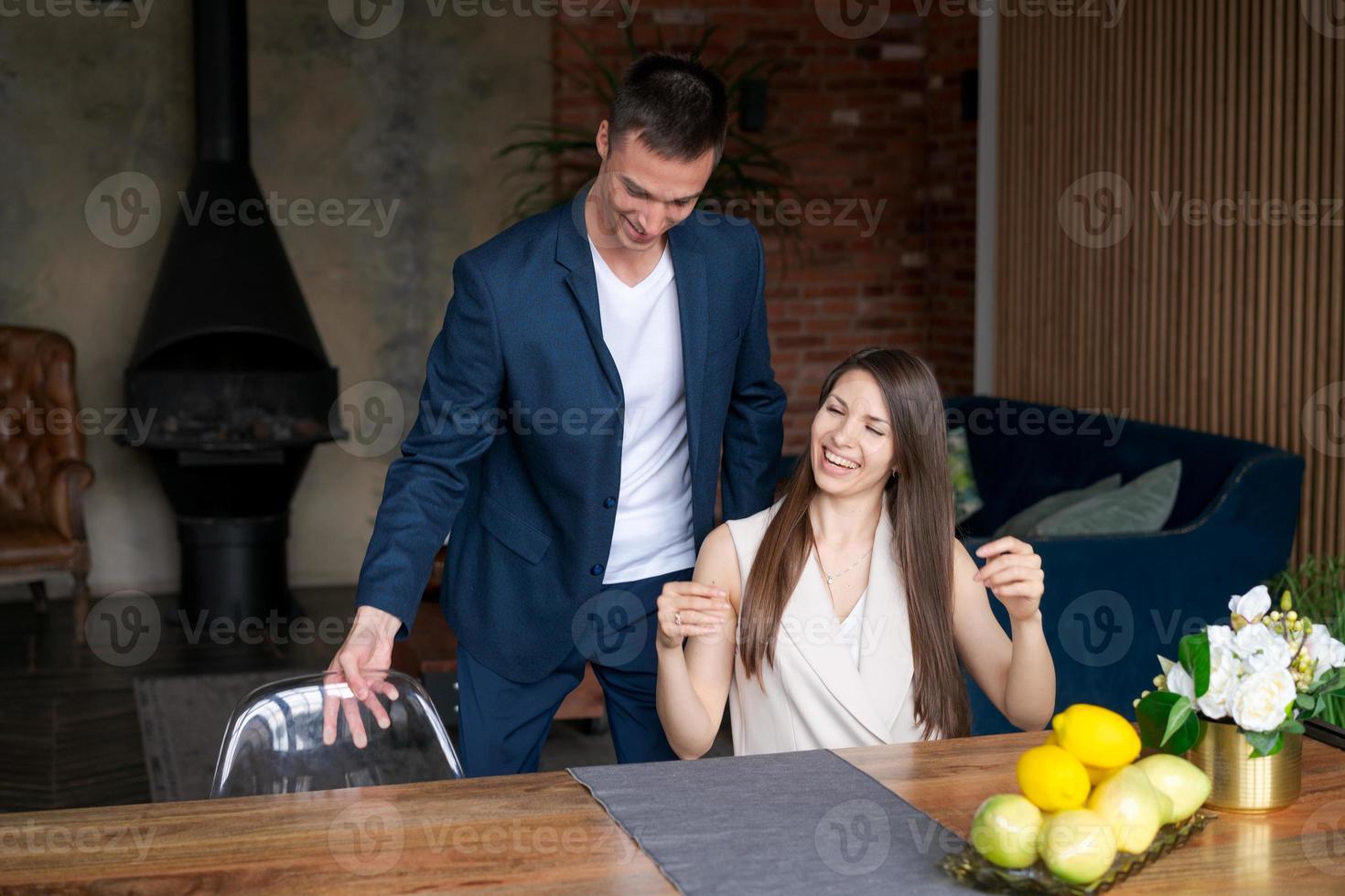 junge glückliche geschäftspaare freuen sich über den erfolg. Kaukasischer Mann foto