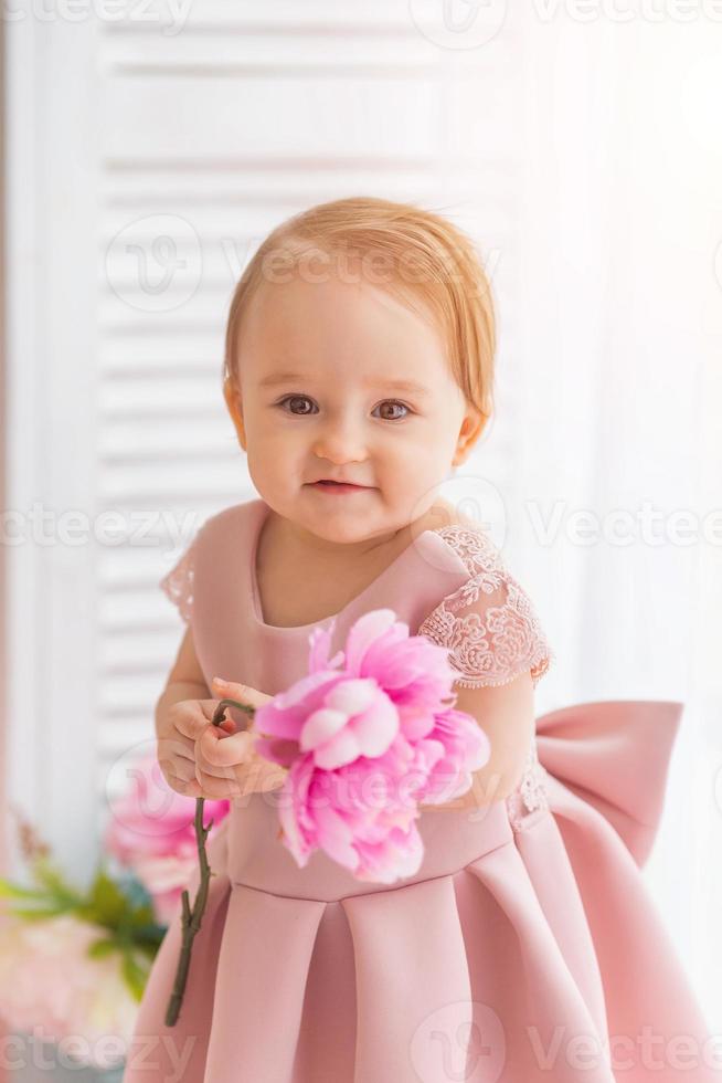 Porträt eines süßen kleinen einjährigen Mädchens foto