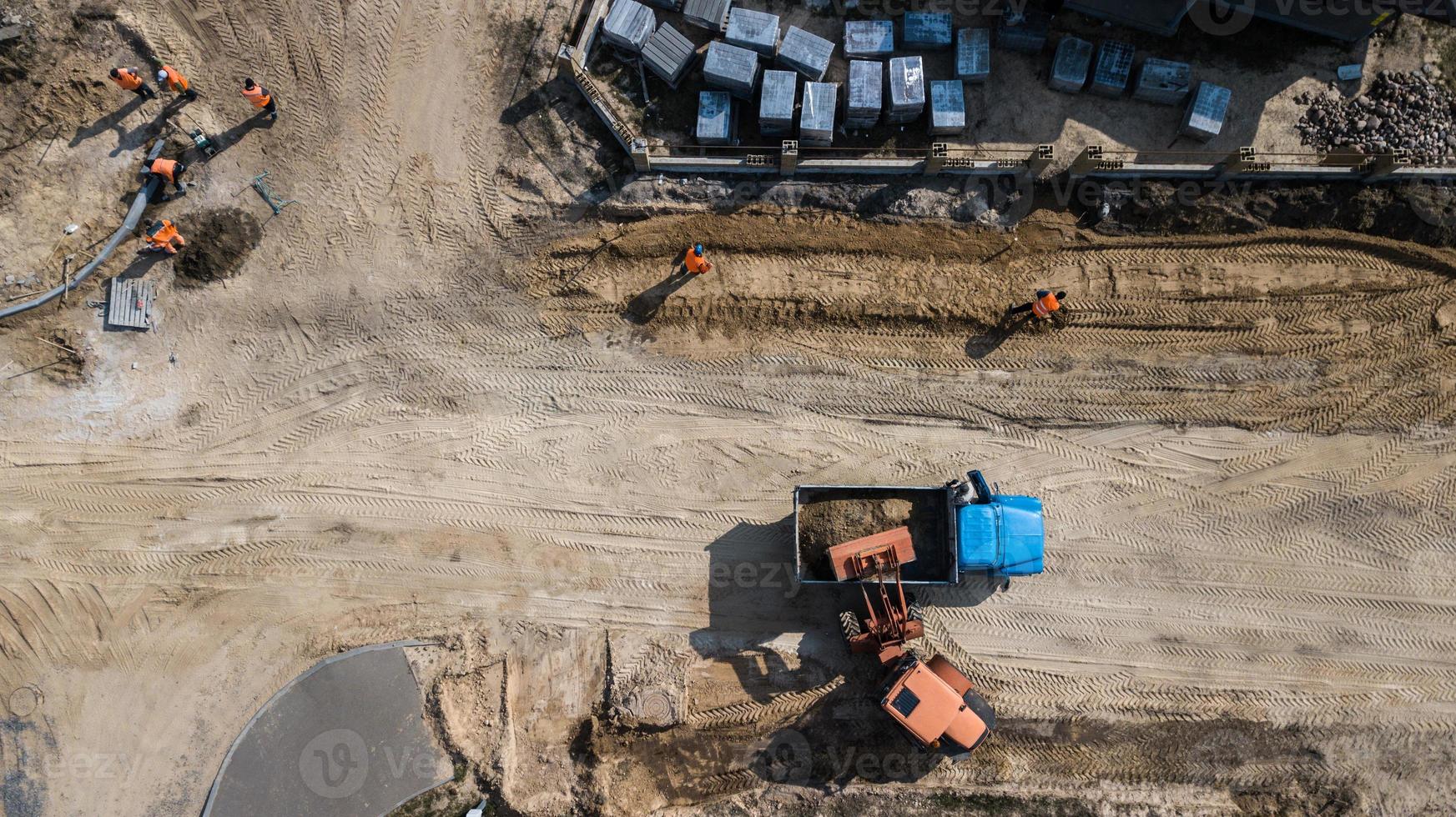 Reparatur von Straßen. Arbeiter beim Verlegen von Pflastersteinen foto