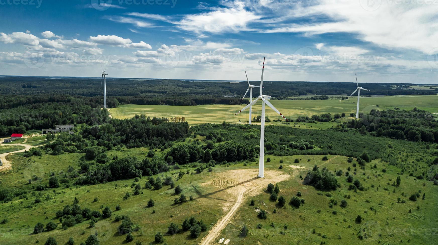 Luftbild des Windturbinenbauernhofs von der Drohne foto