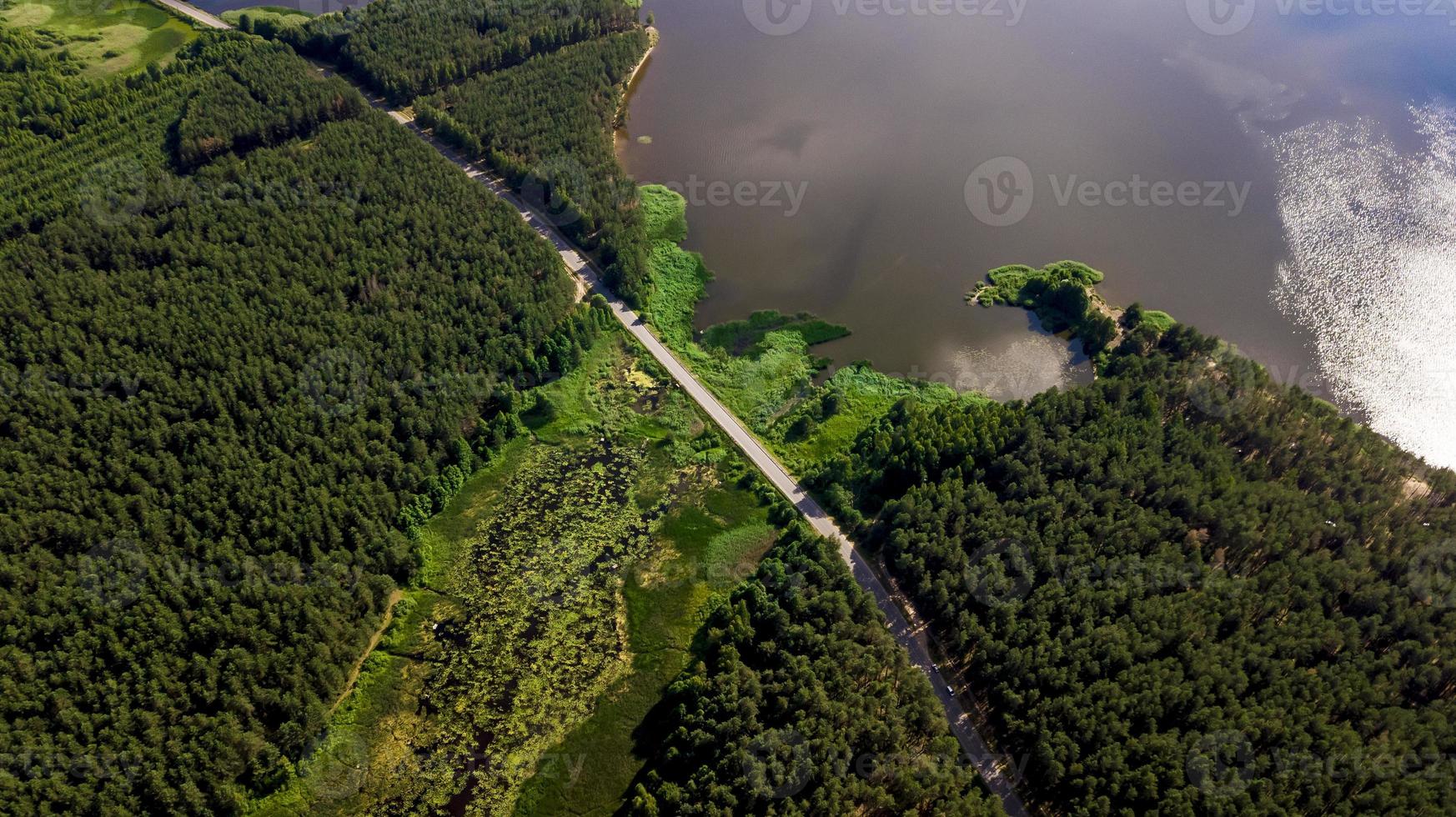 Waldsee-Luftaufnahmen mit Drohne foto