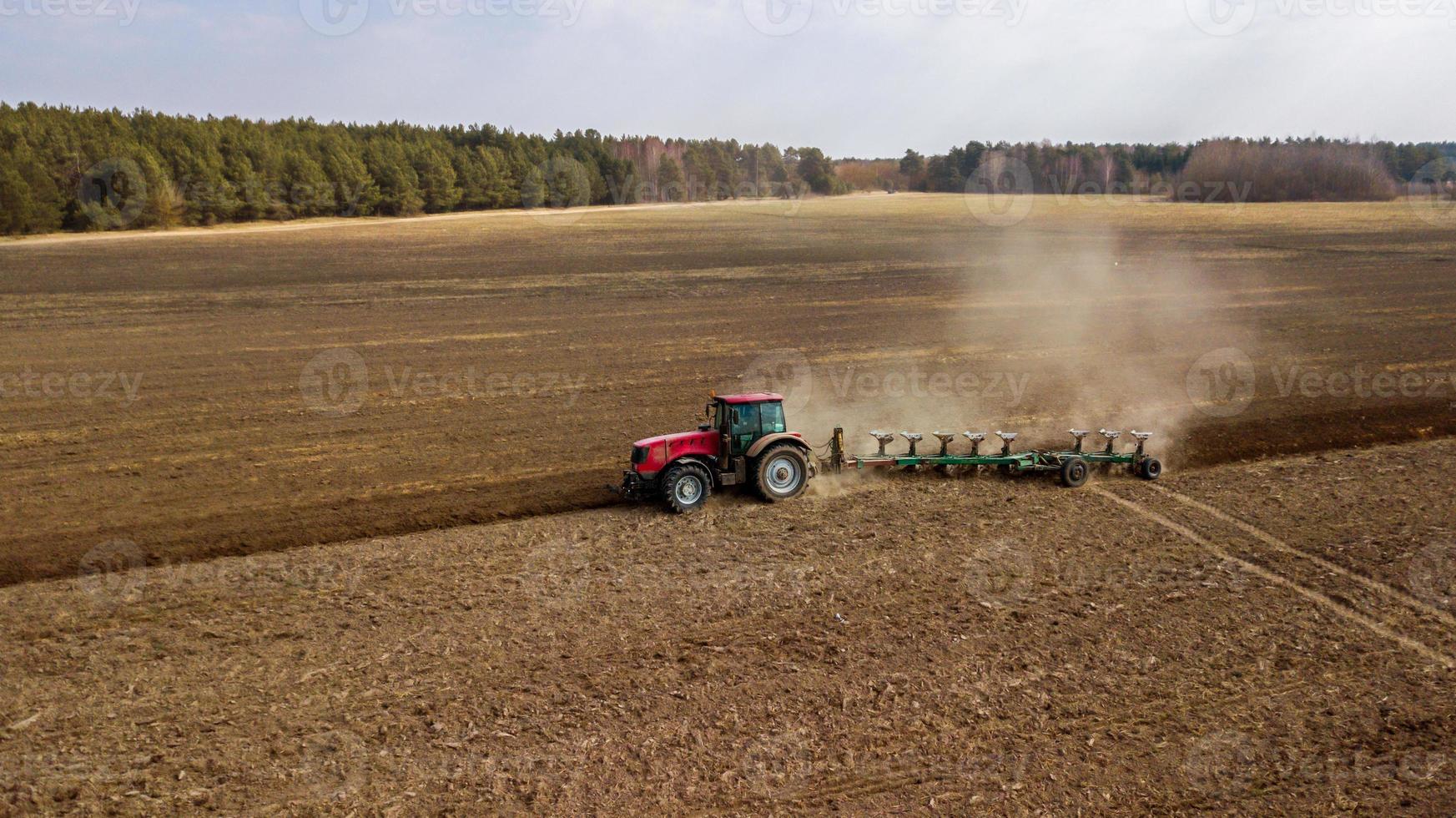 Traktor pflügen Feld Seitenansicht foto