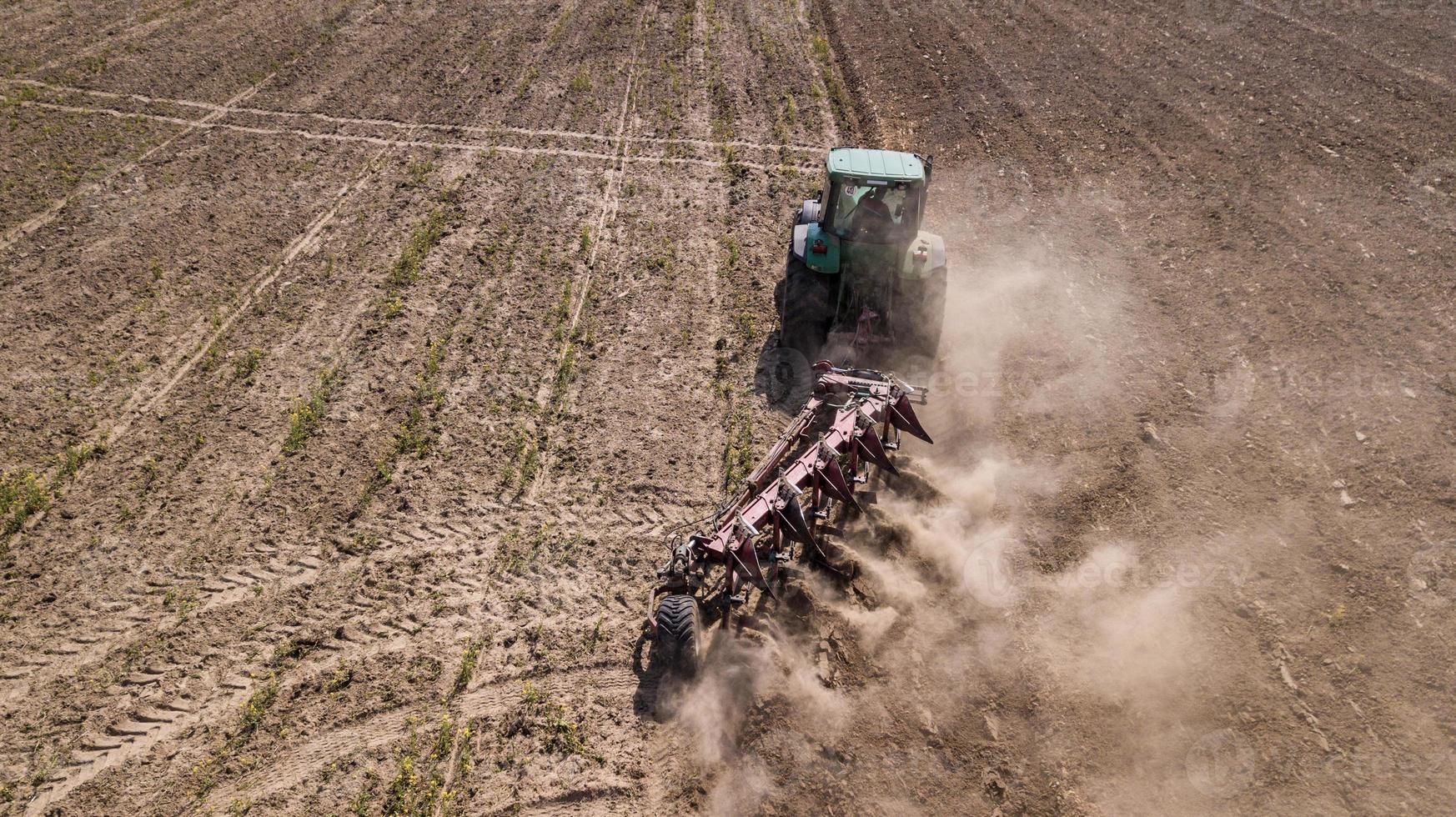 traktor pflügen feld draufsicht, luftaufnahmen mit drohne foto