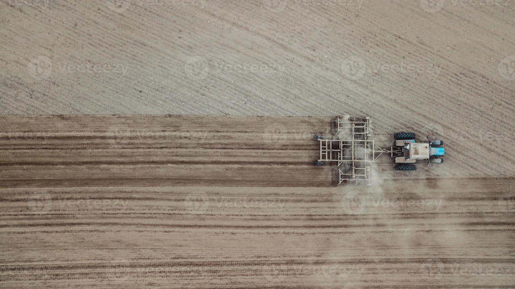 Traktor, der das Feld pflügt. Landwirtschaft Luftaufnahmen mit Drohne. Exemplar foto