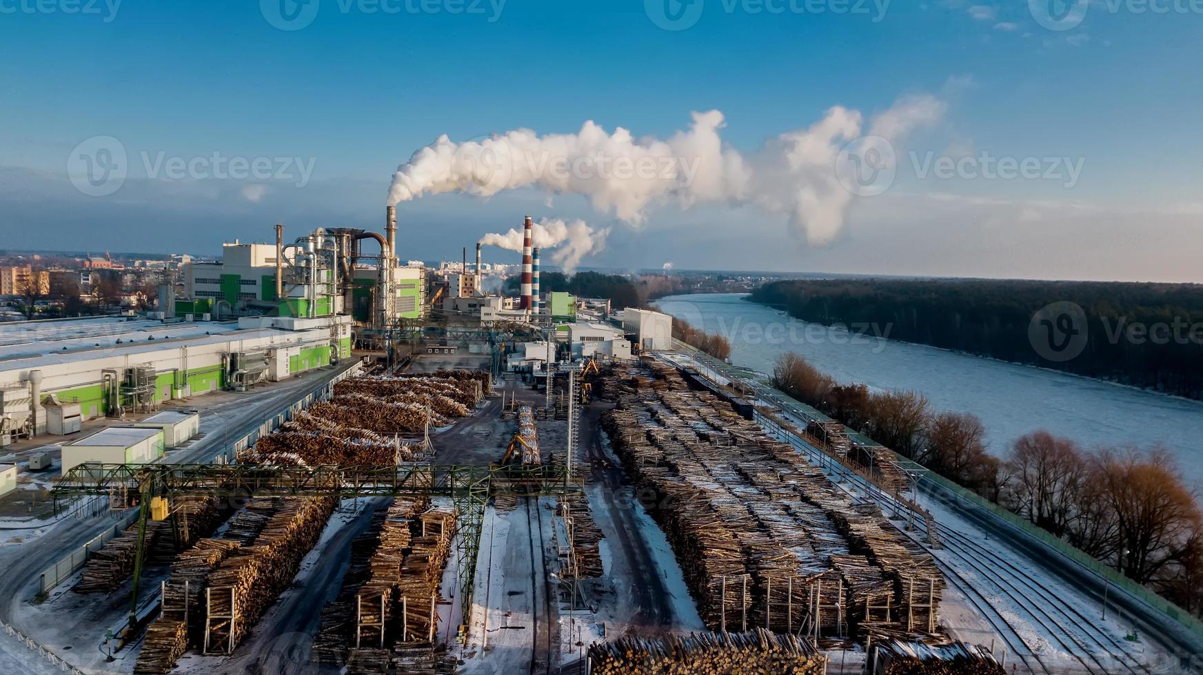 Holzbearbeitungsbetrieb. holzverarbeitende industrie.fabrik zur möbelherstellung mit vorverarbeitetem holz. Luftaufnahme foto