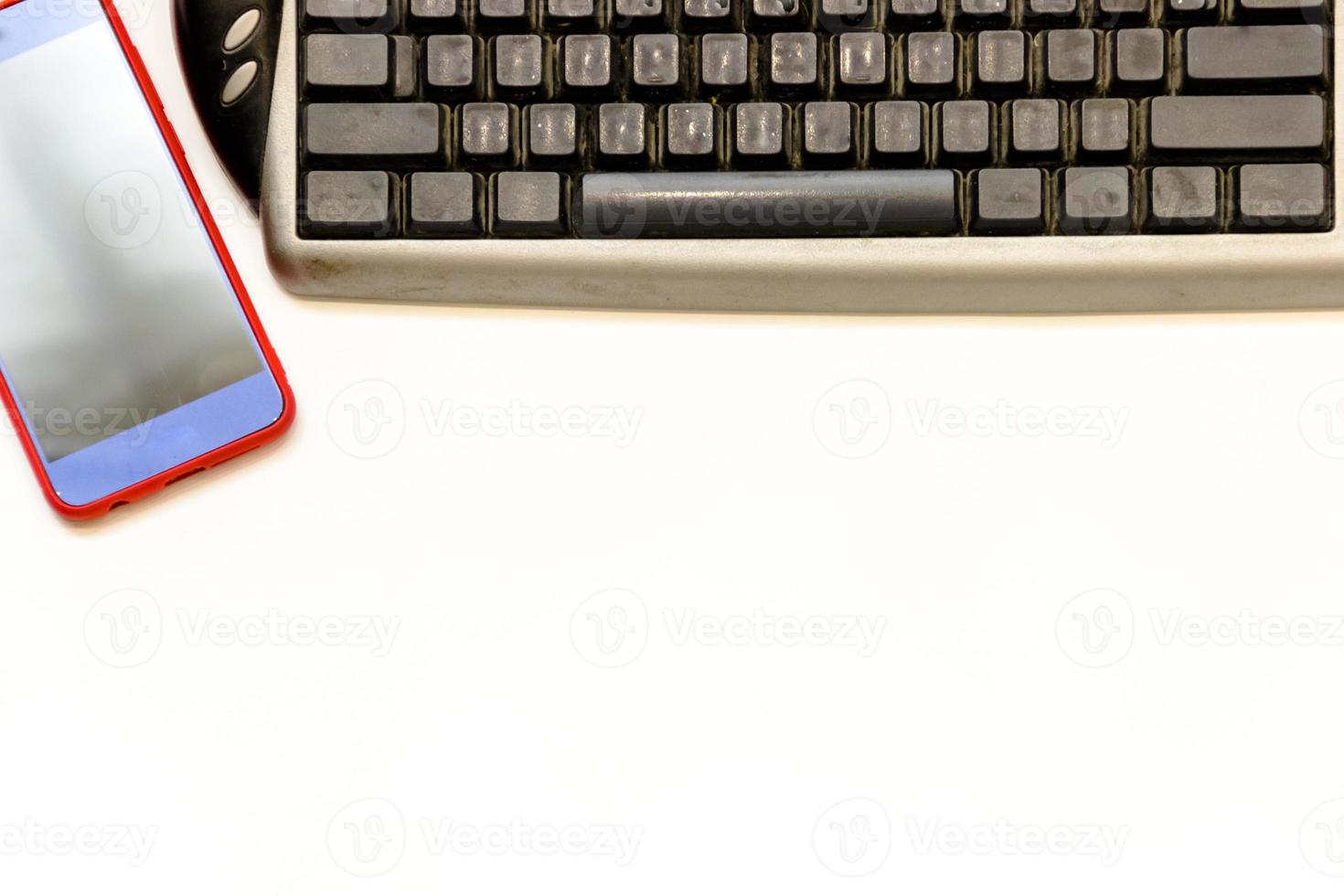 Tasse Kaffee und offenes Notizbuch auf weißem Hintergrund foto