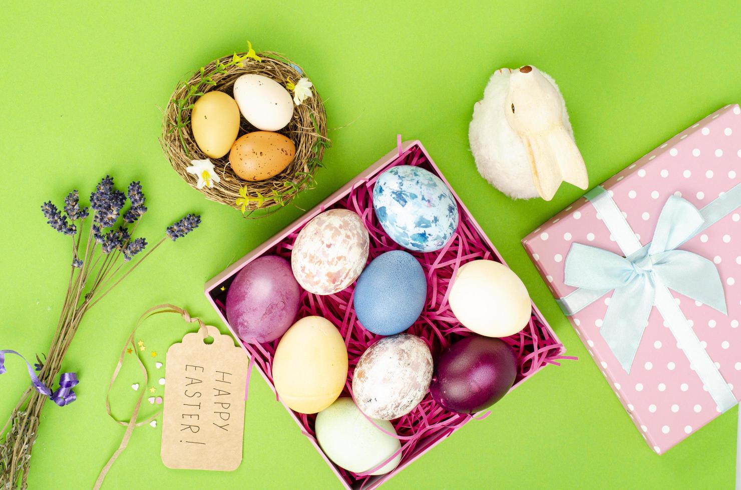 mehrfarbige eier in offener geschenkbox. konzept der fröhlichen osterferien, grußkartenvorlage. Studiofoto foto