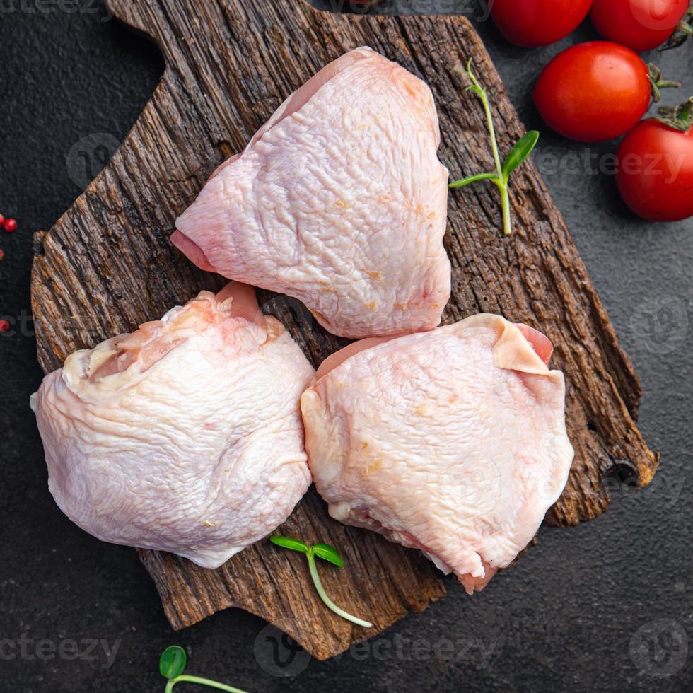 hühnerschenkel geflügel rohes fleisch frische portion gesunde mahlzeit lebensmittel keto- oder paleo-diät foto