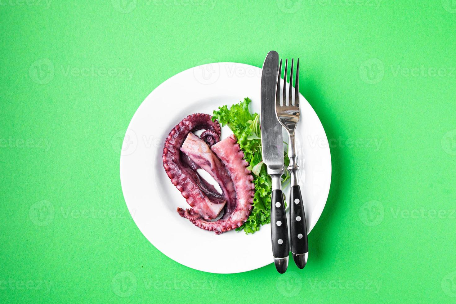 oktopus essen im teller zweiter gang meeresfrüchte frische mahlzeit foto