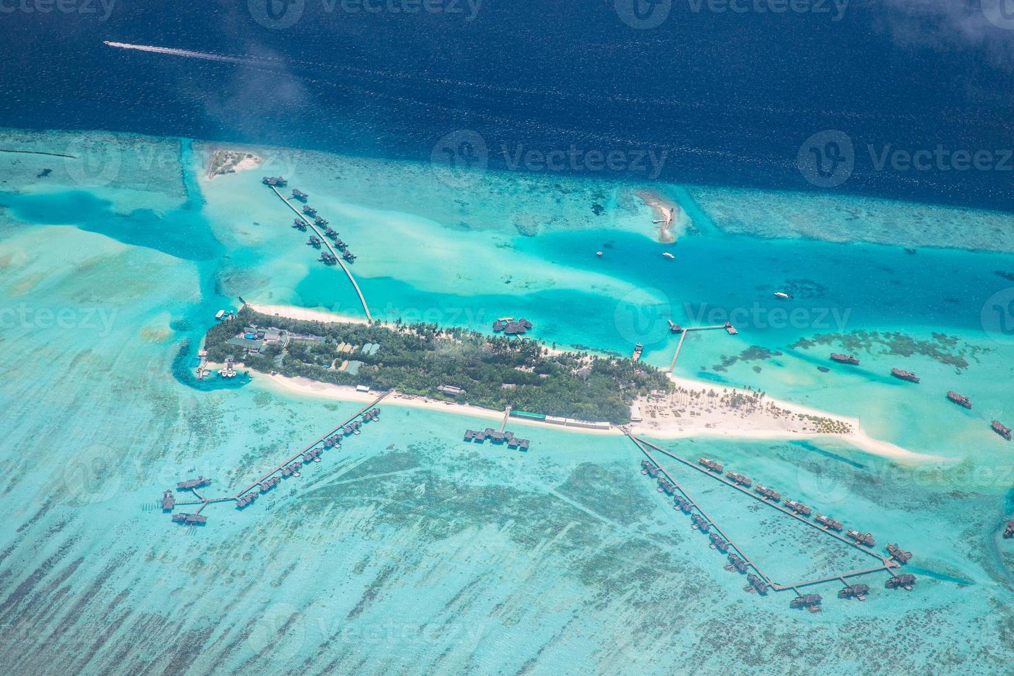 fantastische Luftlandschaft, luxuriöses tropisches Resort oder Hotel mit Wasservillen und wunderschöner Strandlandschaft. Erstaunliche Vogelperspektive auf den Malediven, Landschaftsmeerblick aus der Vogelperspektive über Malediven foto