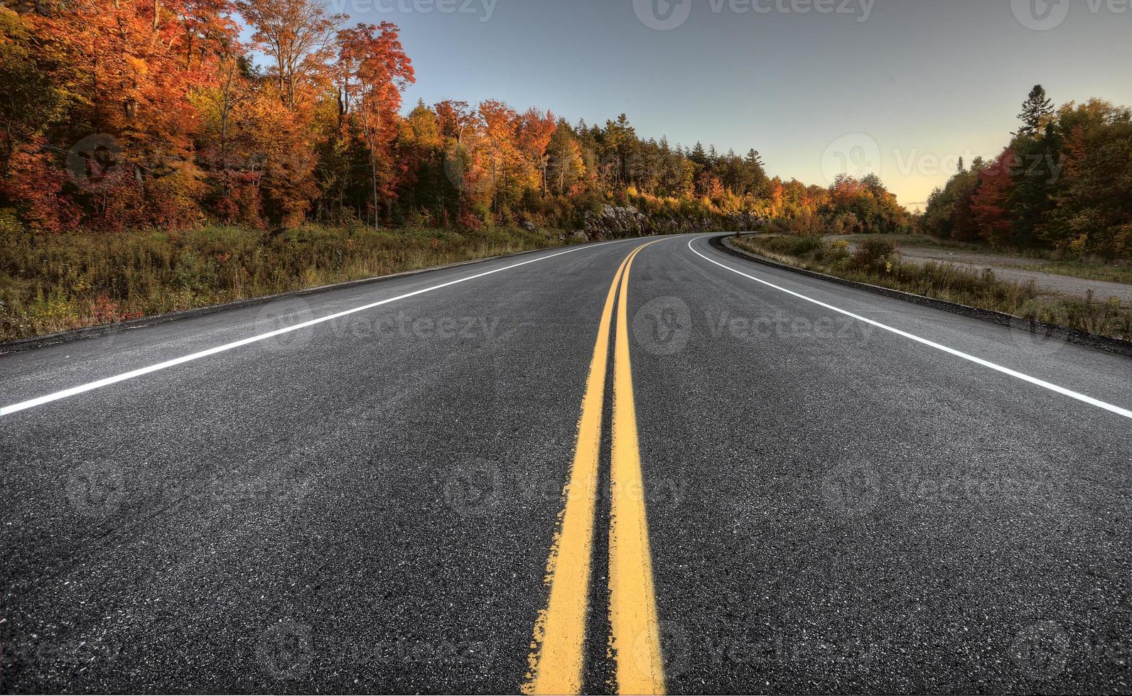 Herbstfarben und Straße foto