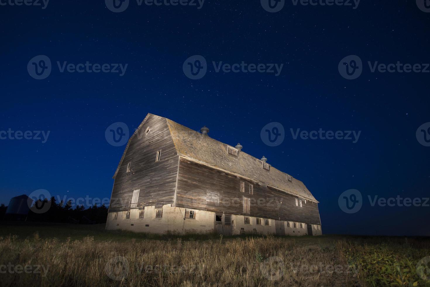 Nachtscheune Sternspuren foto