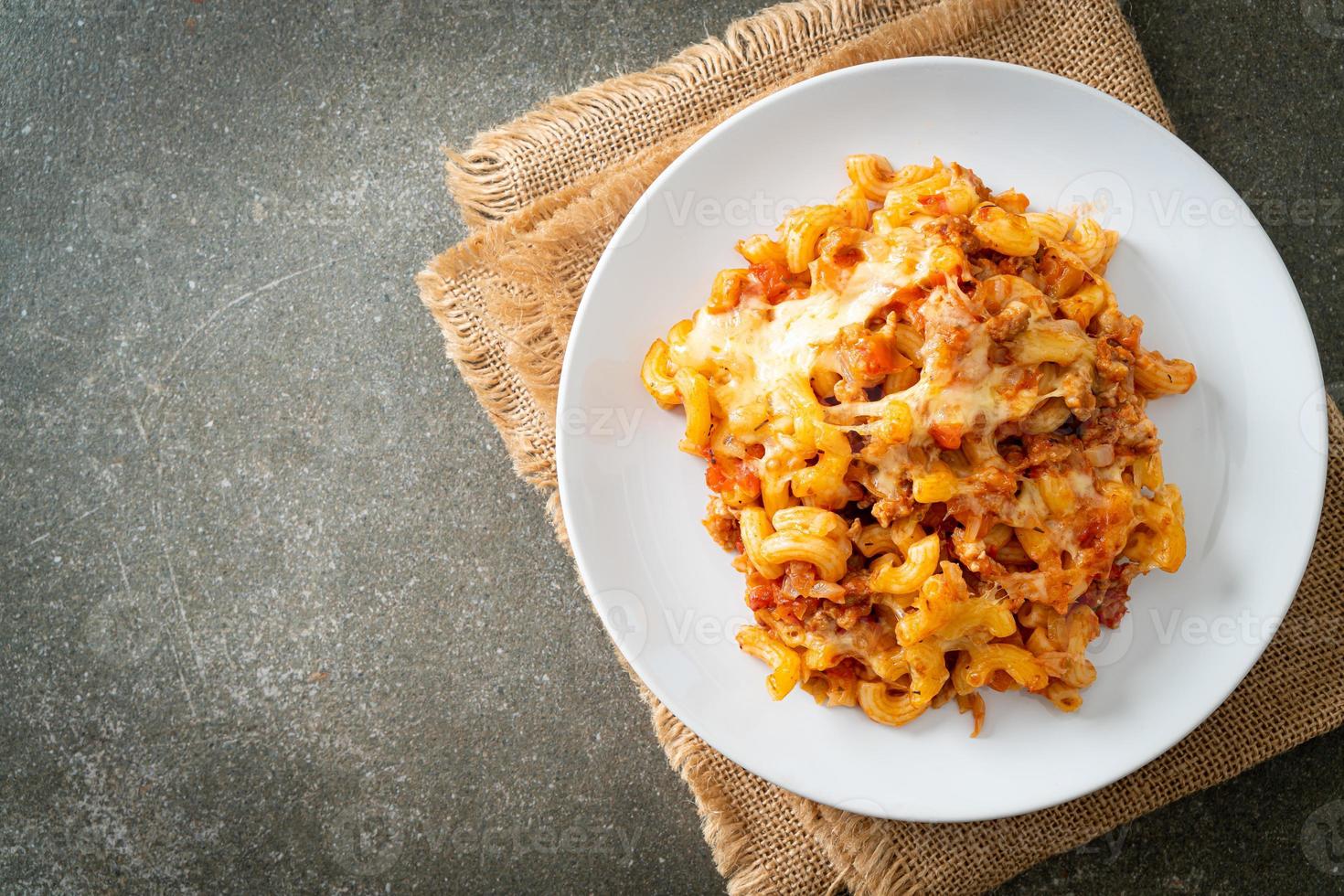 hausgemachte Makkaroni-Bolognese mit Käse foto