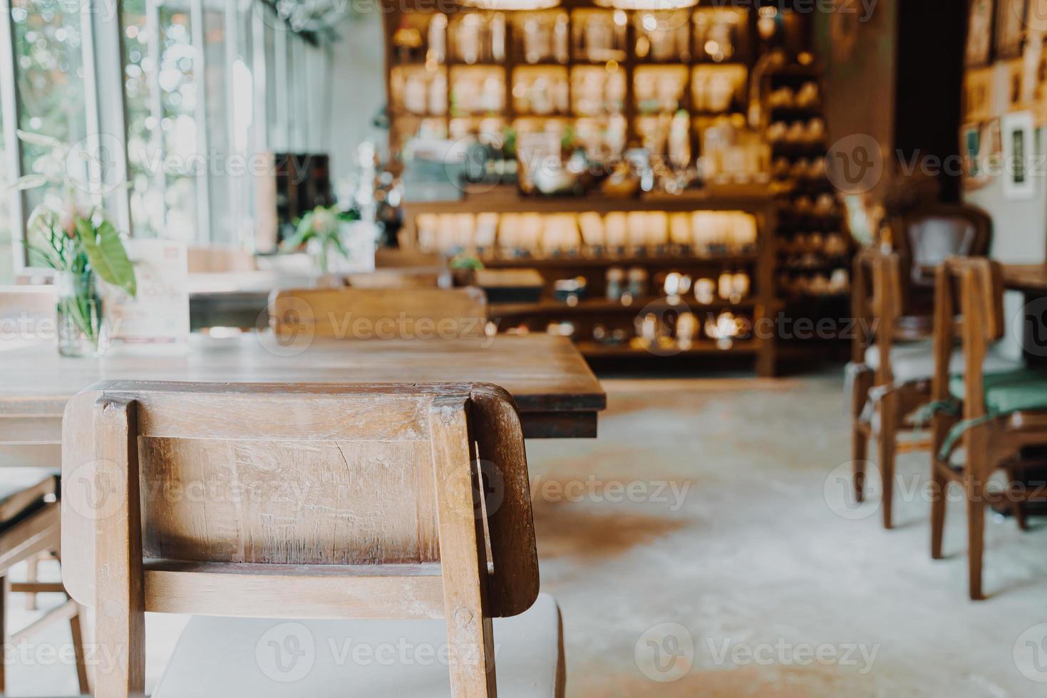 leerer Holzstuhl im Café und Restaurant des Cafés foto