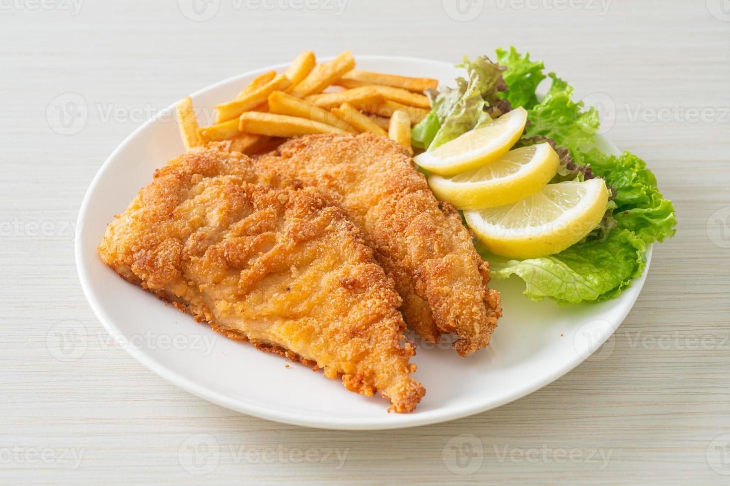 hausgemachtes paniertes Weinerschnitzel mit Kartoffelchips foto