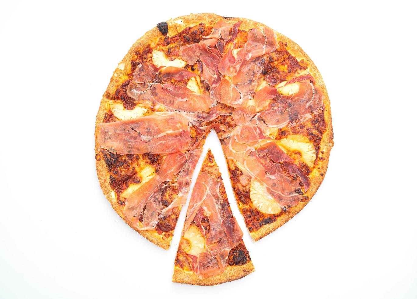 Pizza mit Prosciutto oder Parmaschinken Pizza auf weißem Hintergrund foto